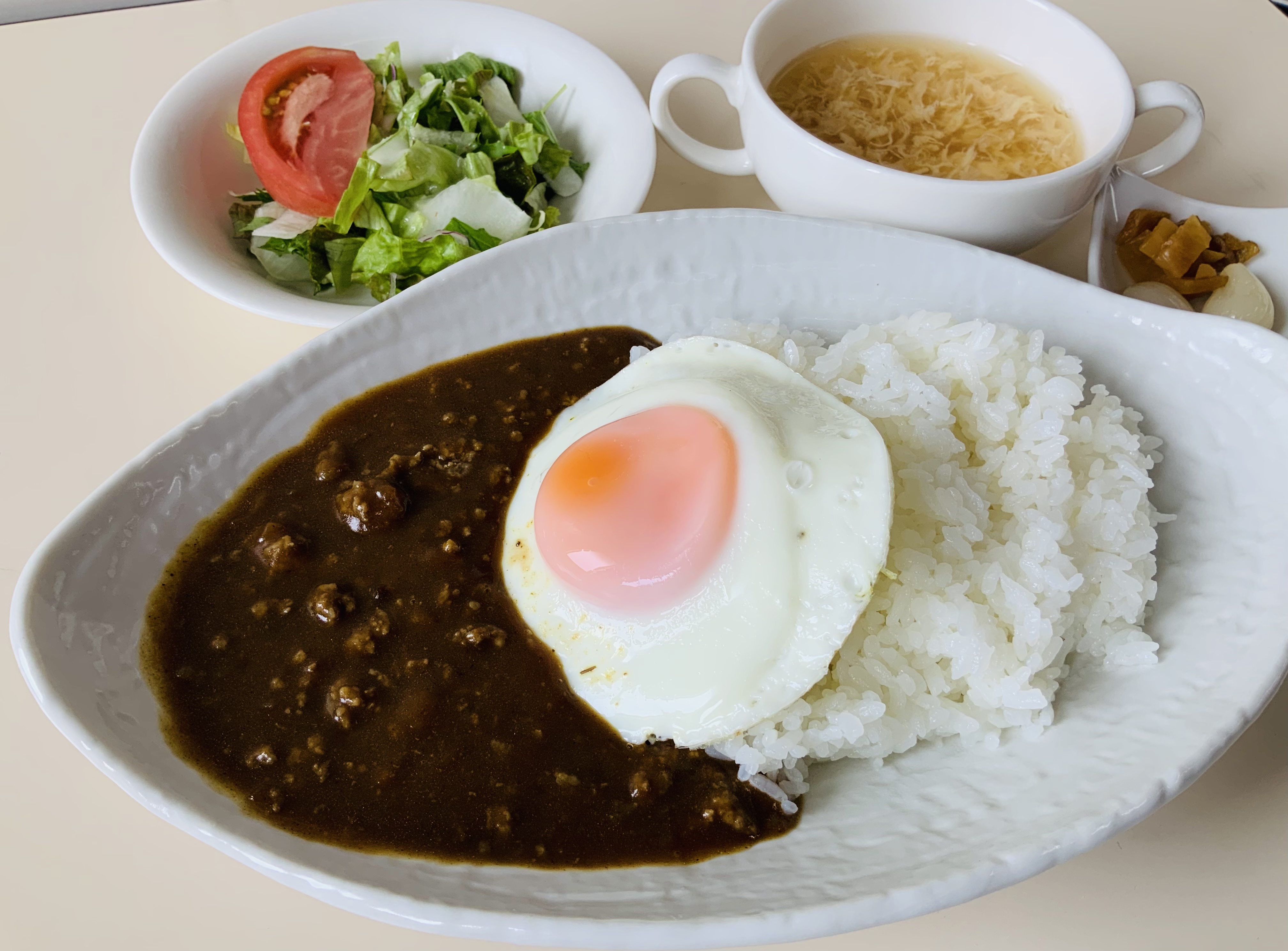 挽肉カレー＆オリーブ玉子目玉焼き