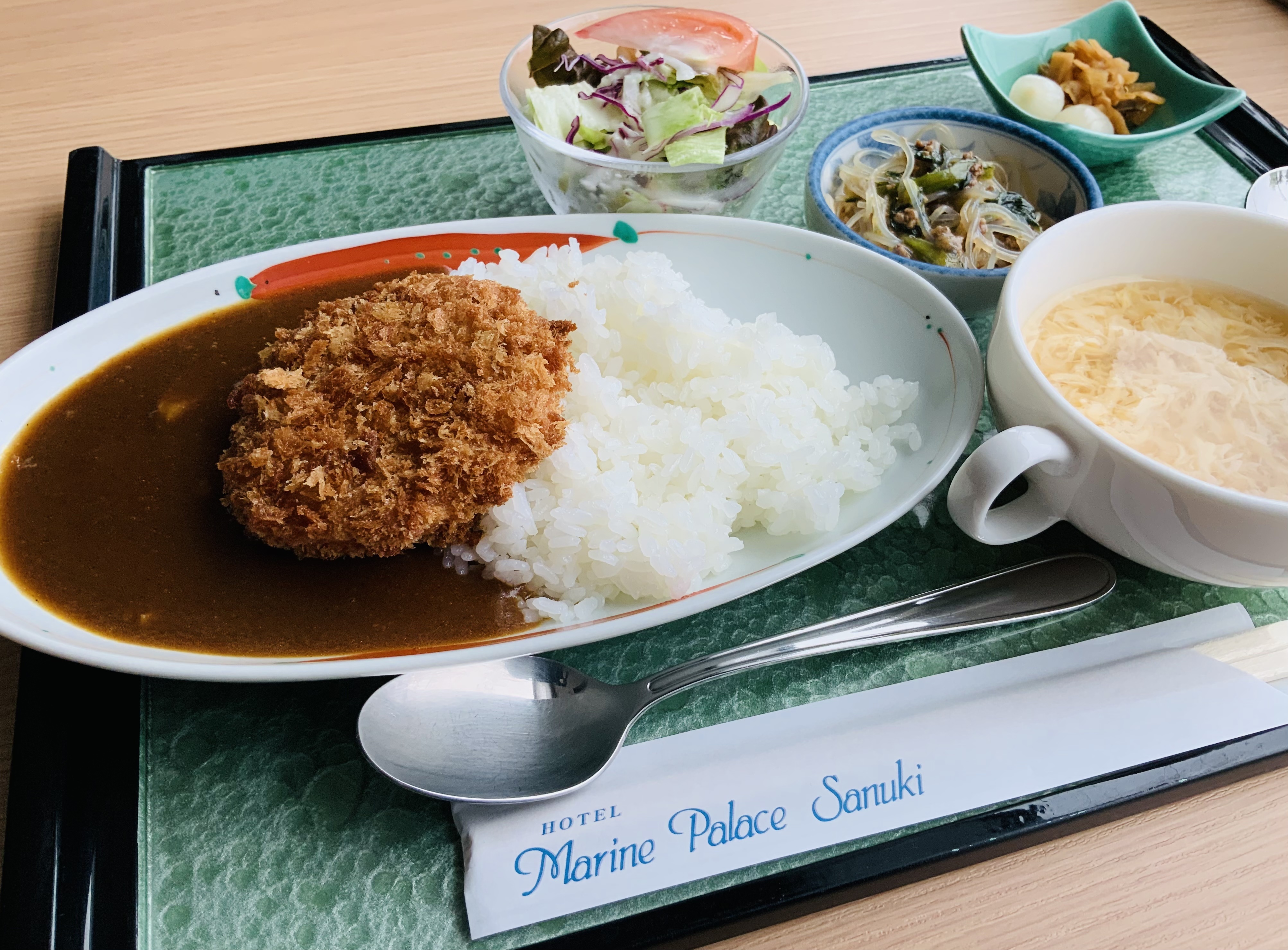 メンチカツカレー