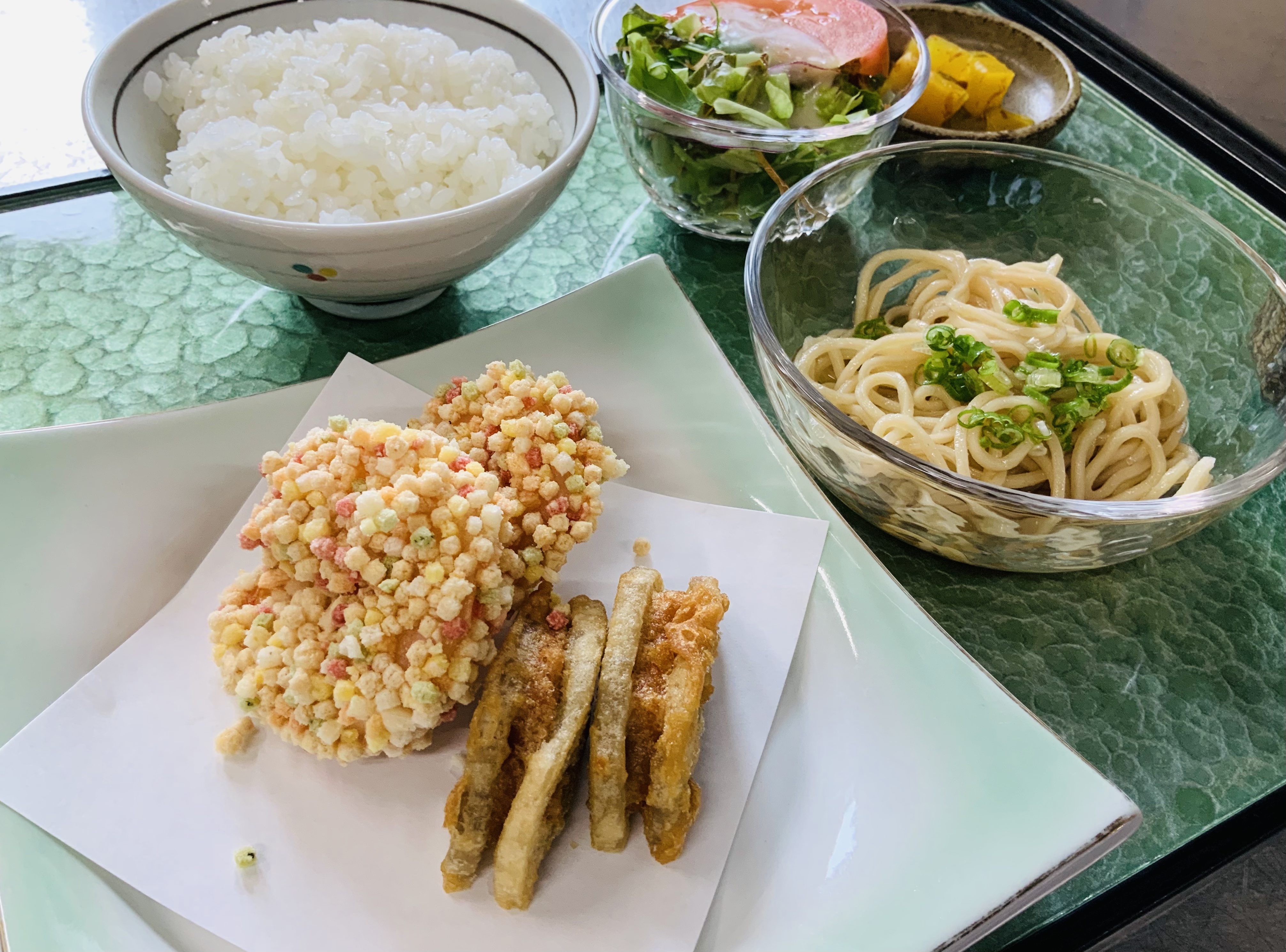 冷やしダイシモチ麦麺＆小海老あられ揚げ