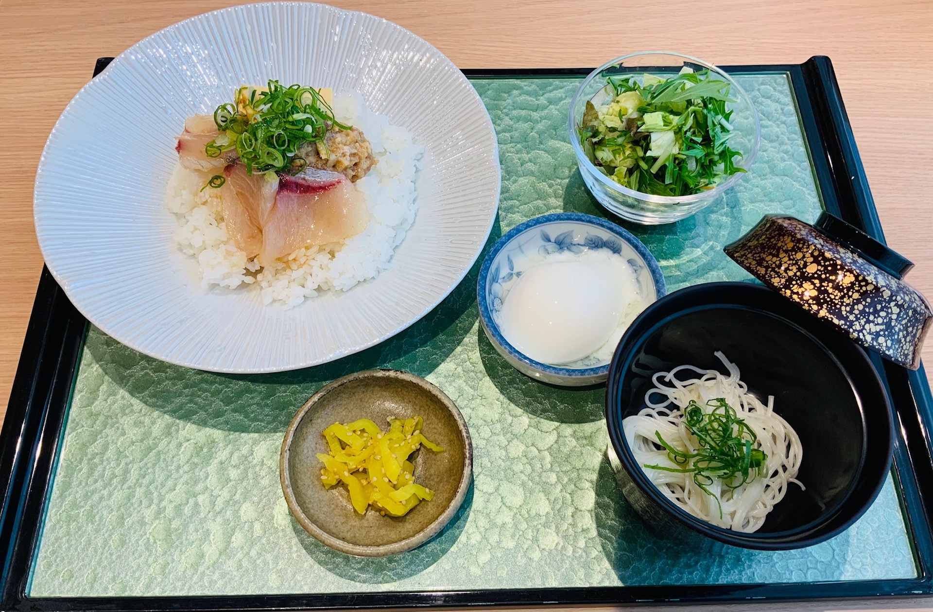 朝活〆オリーブはまち漬丼 温玉添え