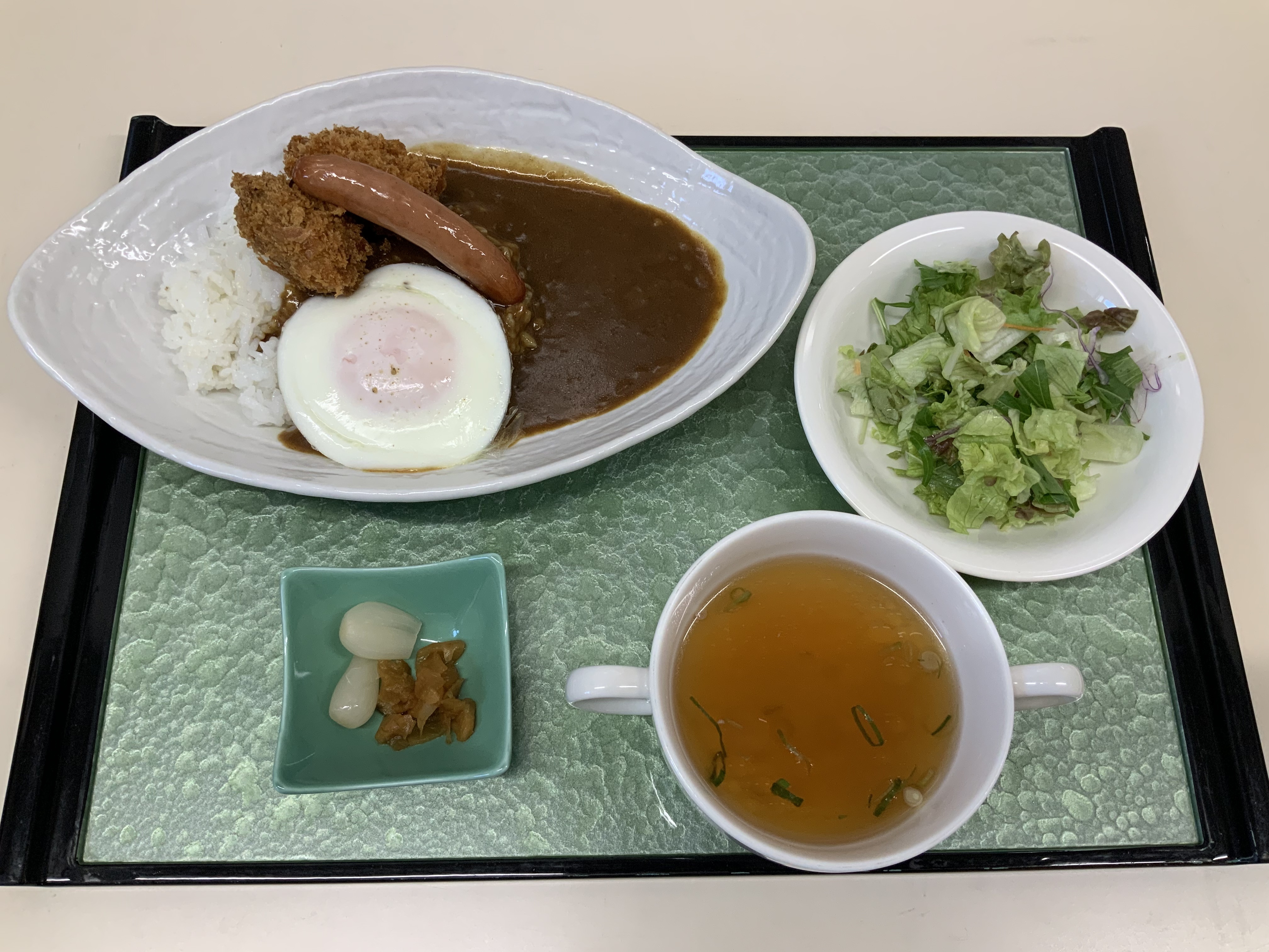 広島産牡蠣フライカレー＆目玉焼き＆ソーセージ添え