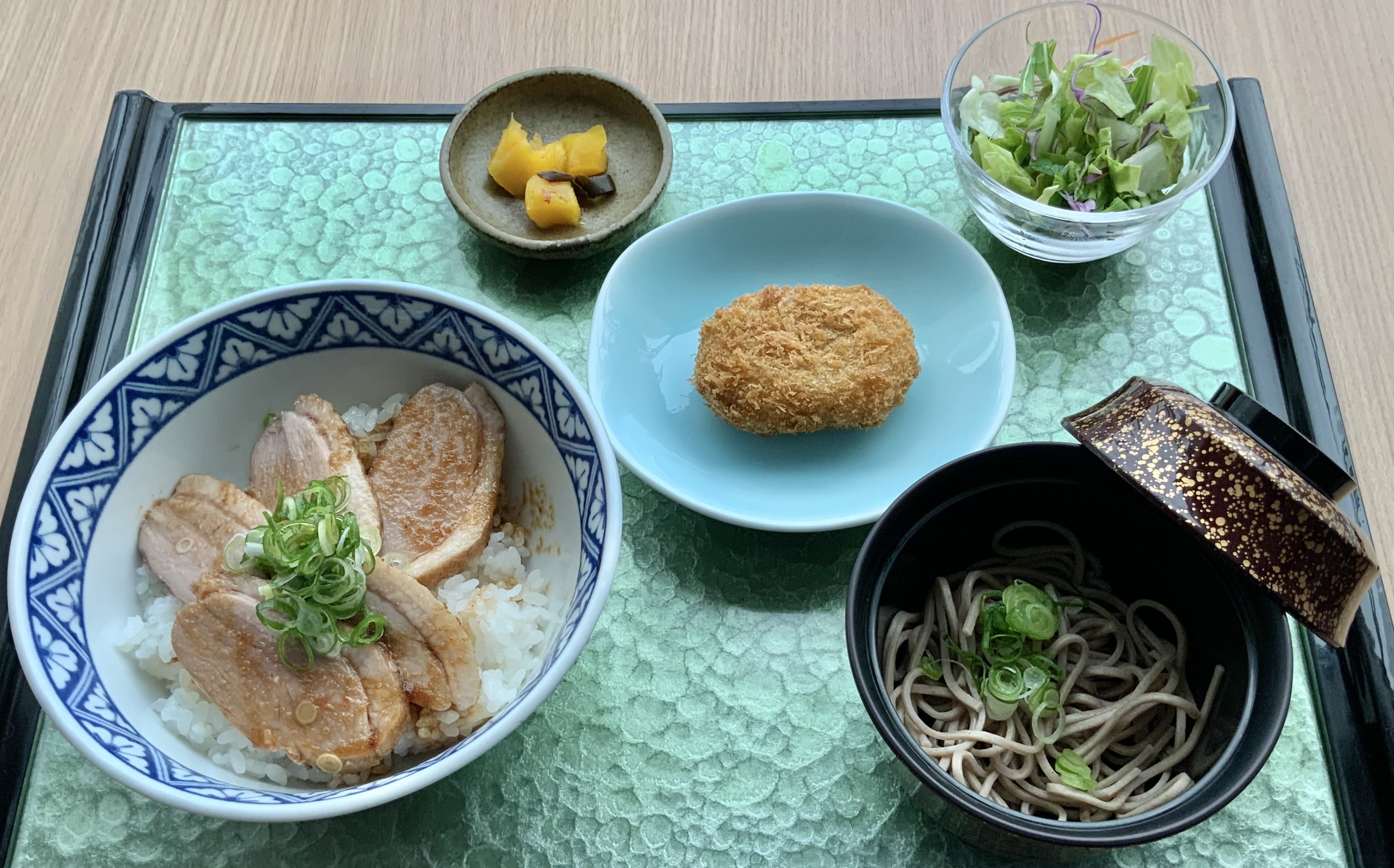 備長炭で焼きます！　鴨ロース肉丼と蕎麦定食