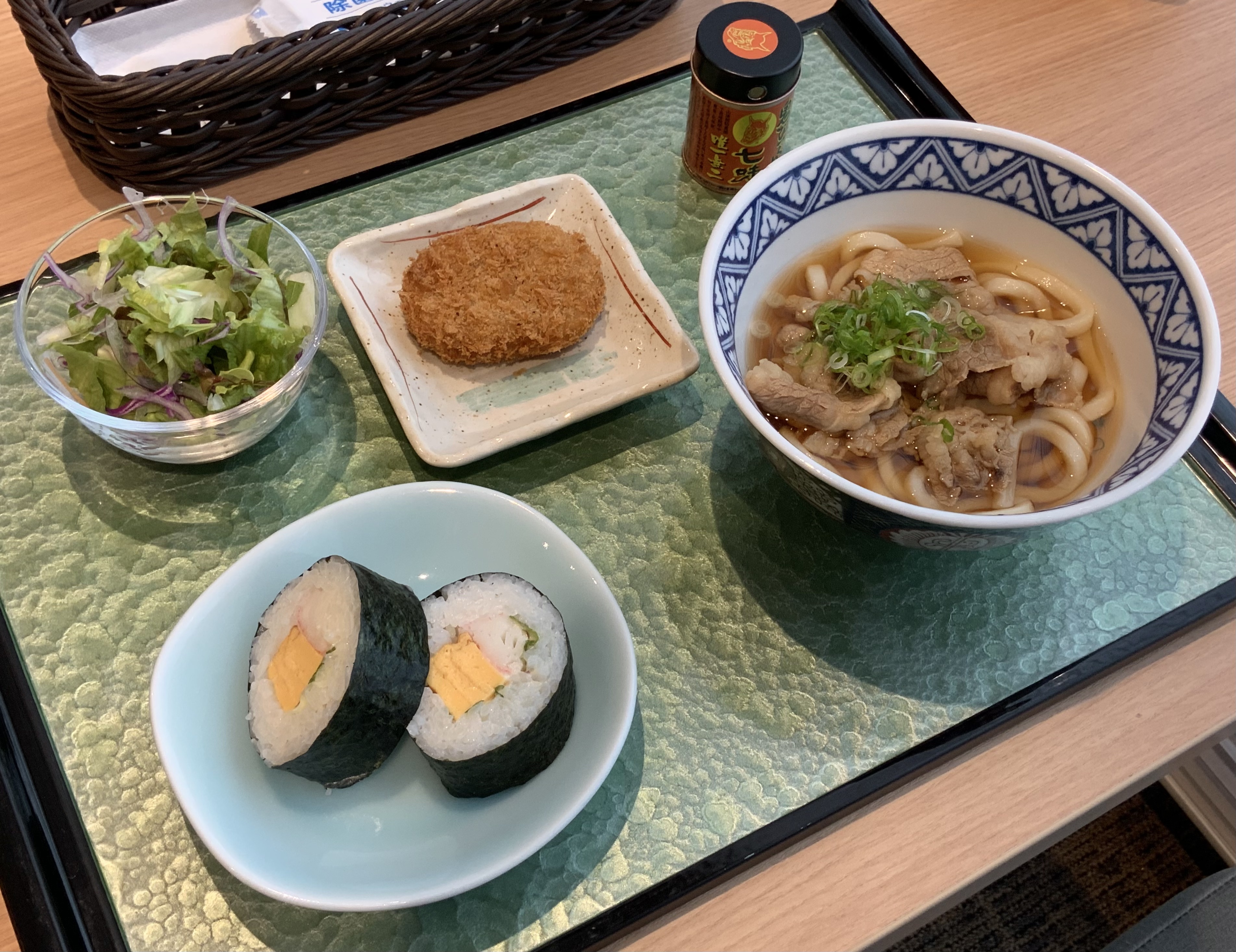 肉うどん&サラダ巻き寿司　コロッケ