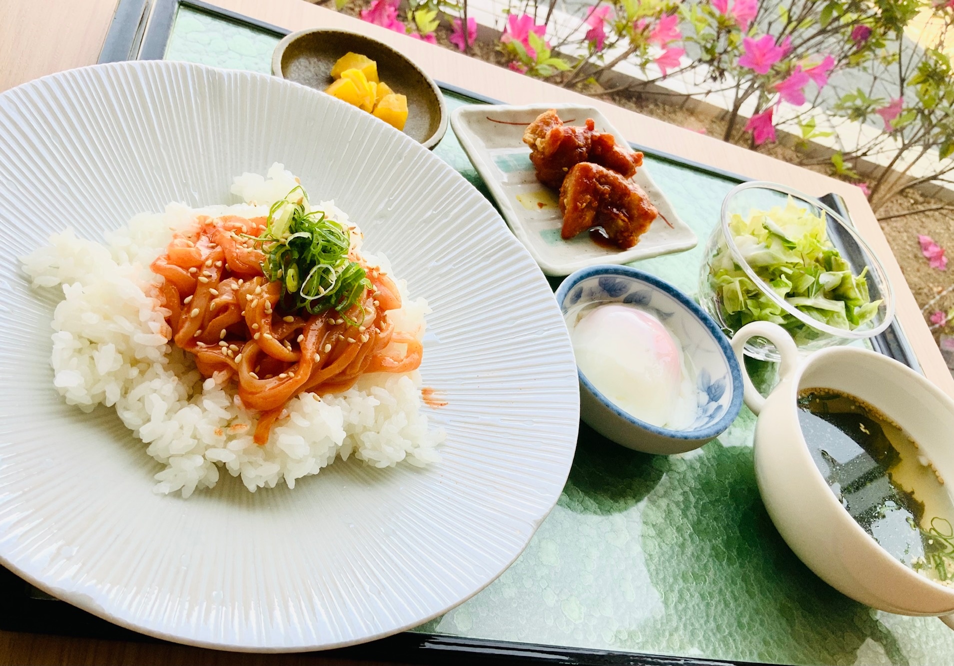 イカユッケ丼＆ヤンニョムチキン
