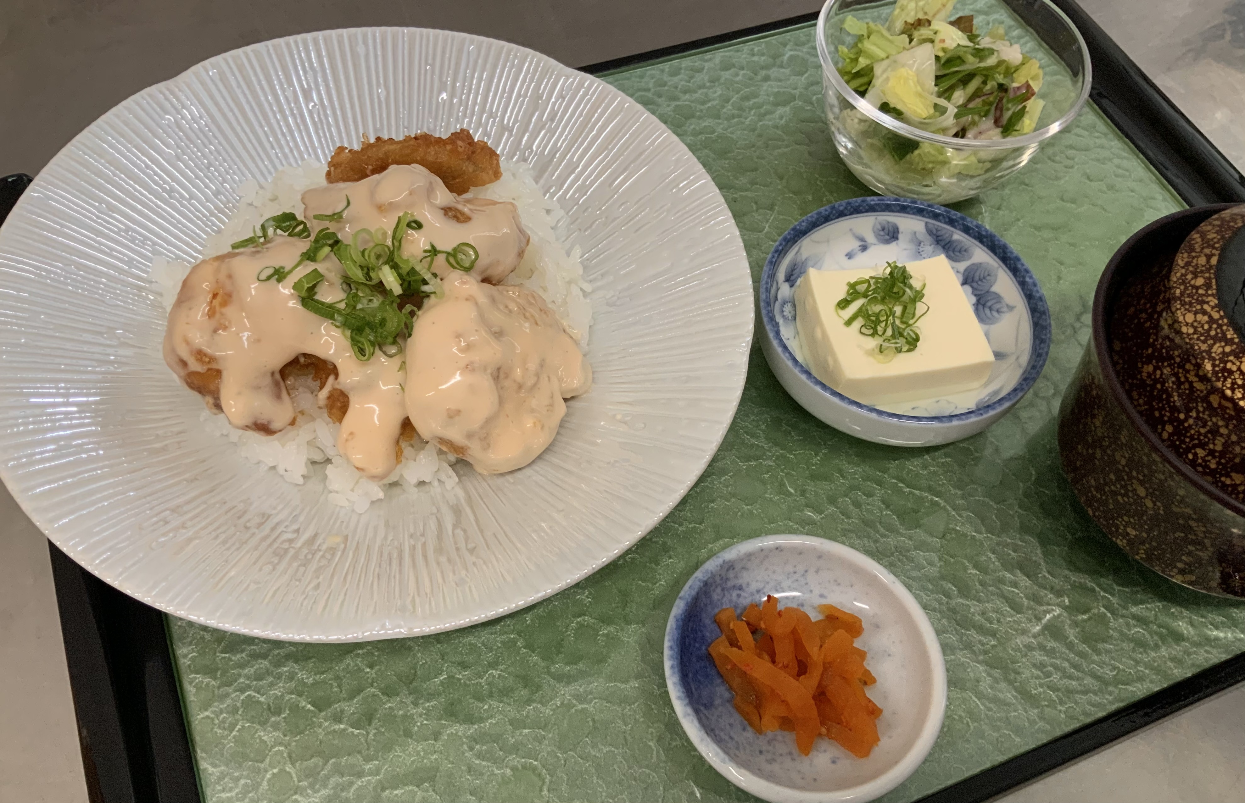 海老マヨ丼　冷奴　たぬき汁（蒟蒻と野菜の味噌汁）
