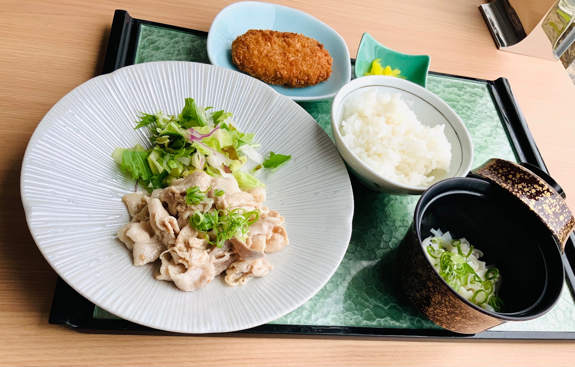 NEW　小豆島手延べふしめん汁　オリーブ豚チョレギサラダ