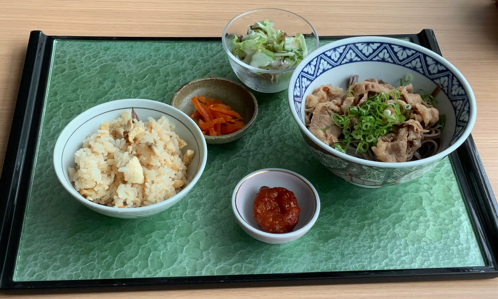 NEW 平打ち肉そば　地魚炊き込みご飯　揚物1品