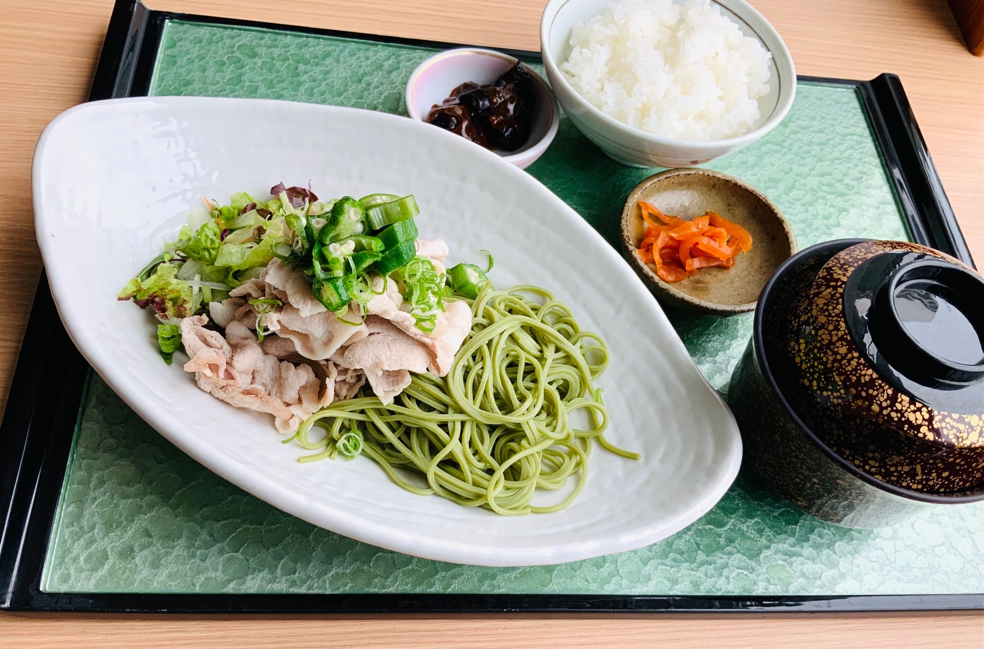 NEW　オリーブ豚冷しゃぶ宇治茶蕎麦サラダ仕立て　彩り野菜添え　