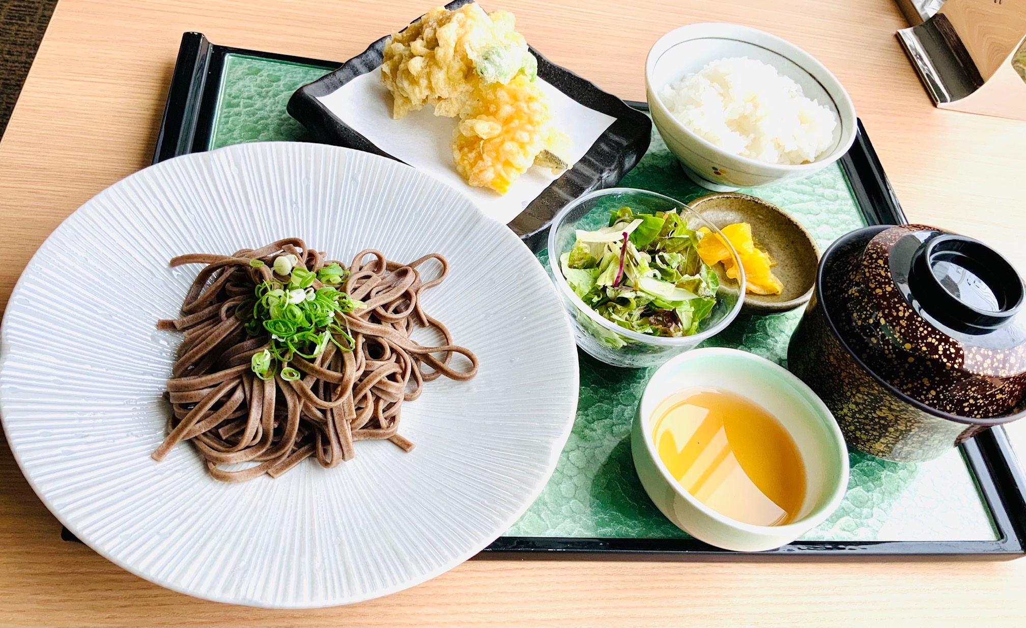 小豆島もろみ掛け平打ち蕎麦＆市場直送野菜の天婦羅