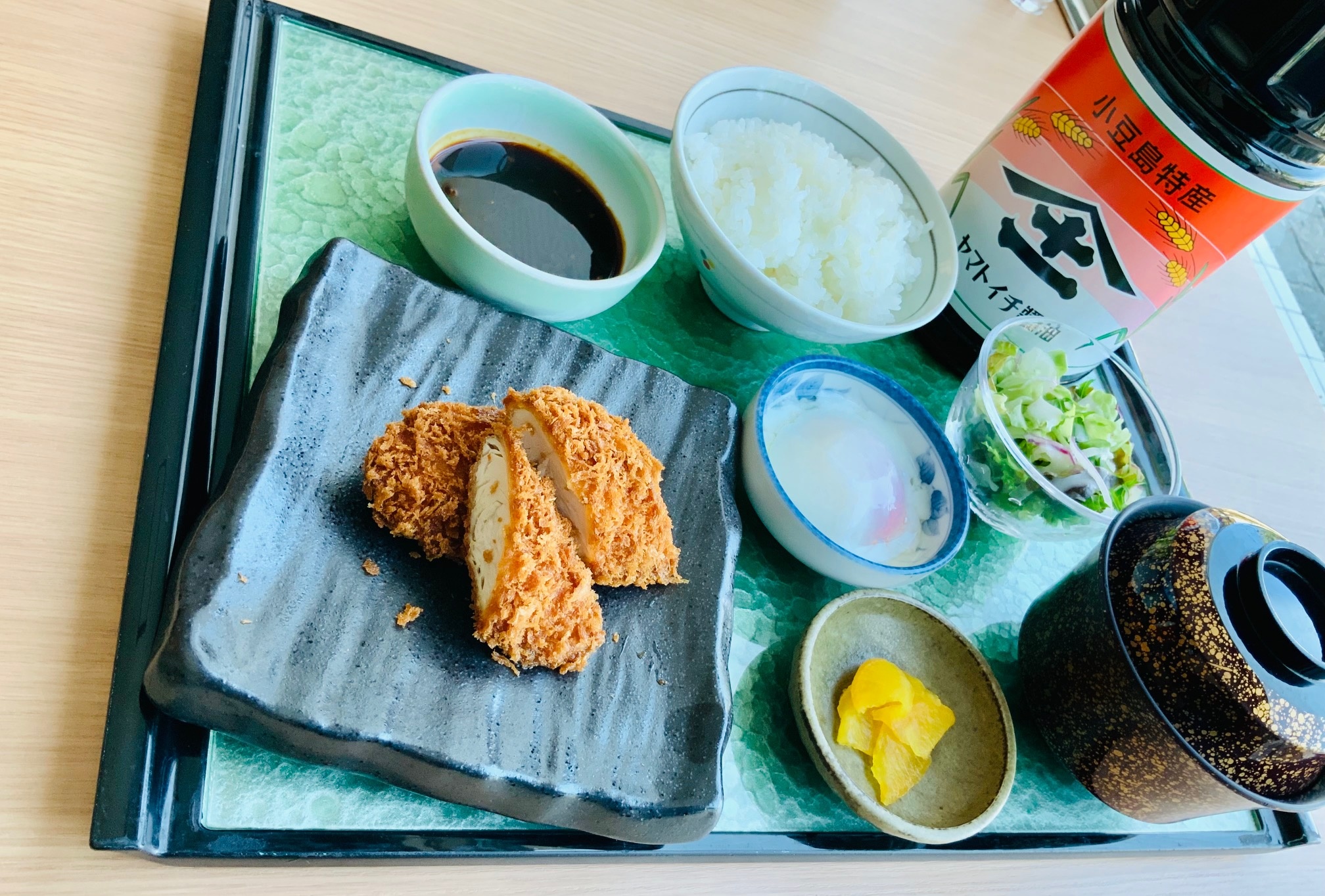 小豆島ヤマトイチ醤油のTKG（温玉醤油御飯）上野商店もろみカツ