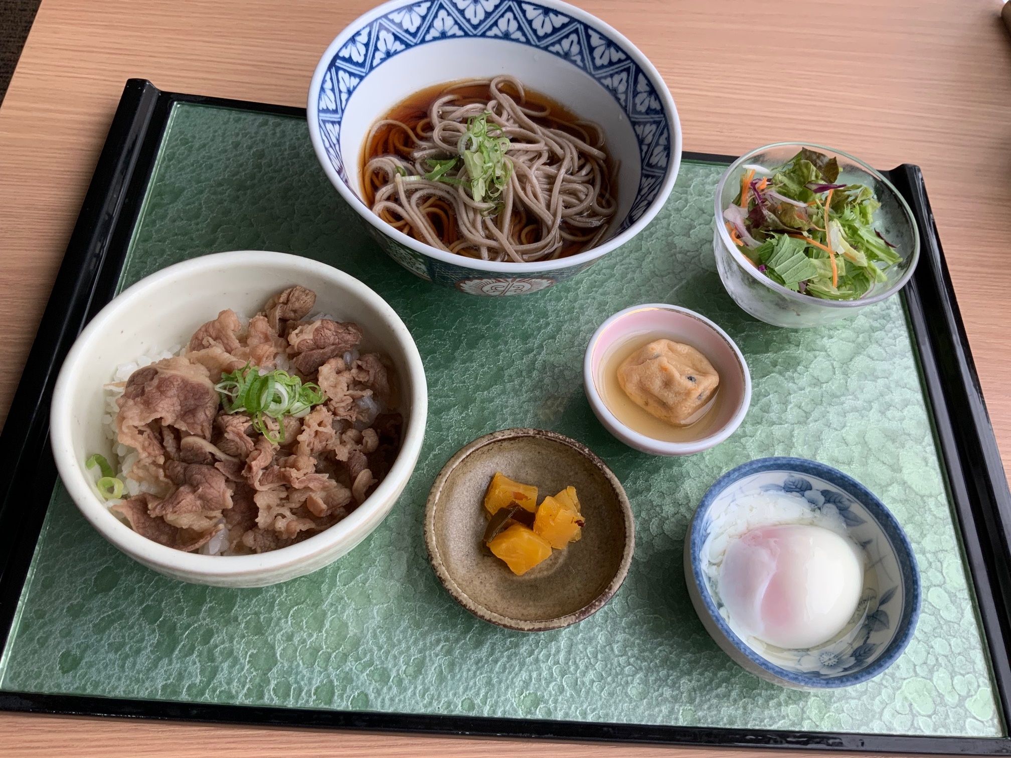 NEW　温玉　牛すき丼　三本松煮干し油蕎麦