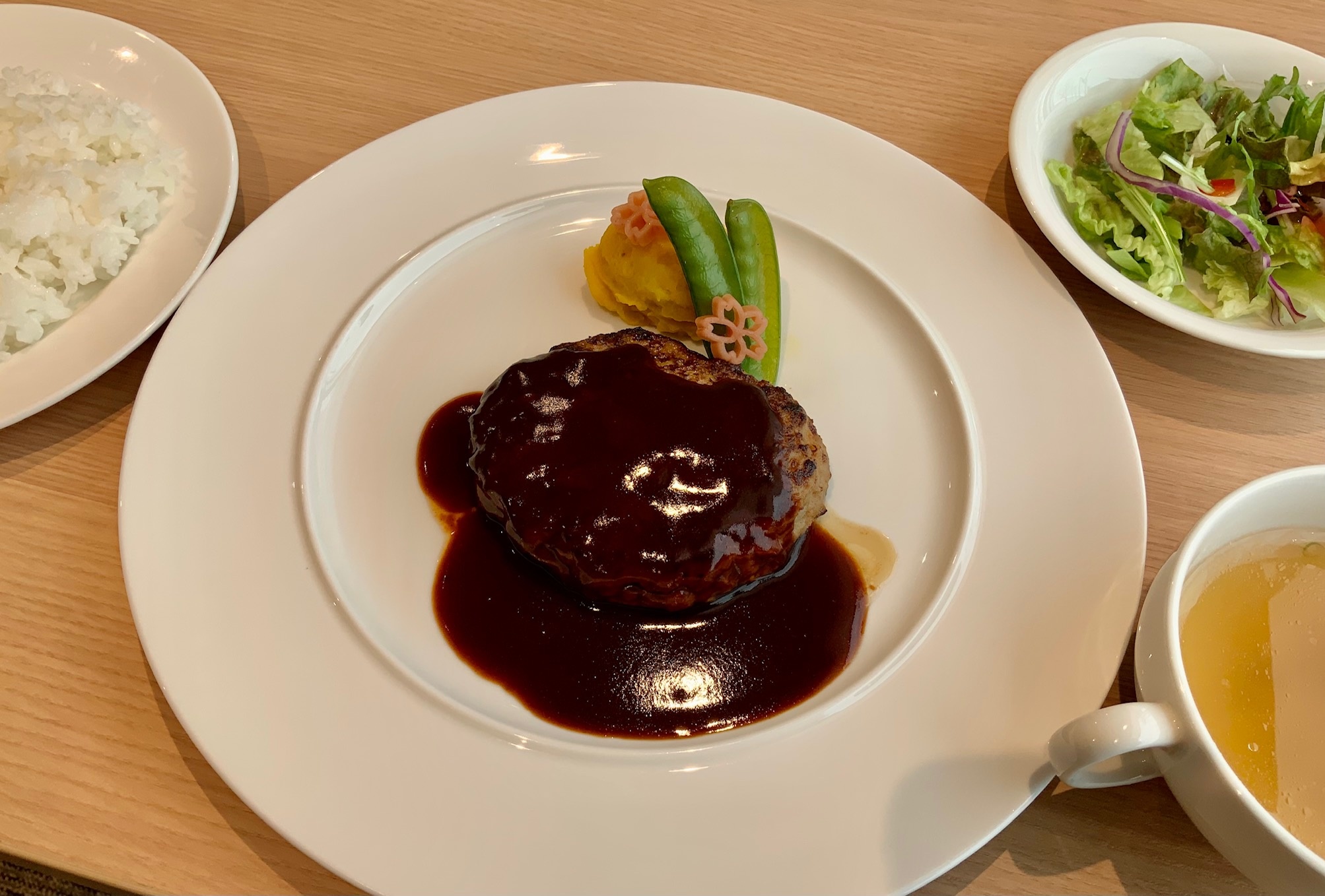 オリーブ牛ハンバーグ  デミグラスソース