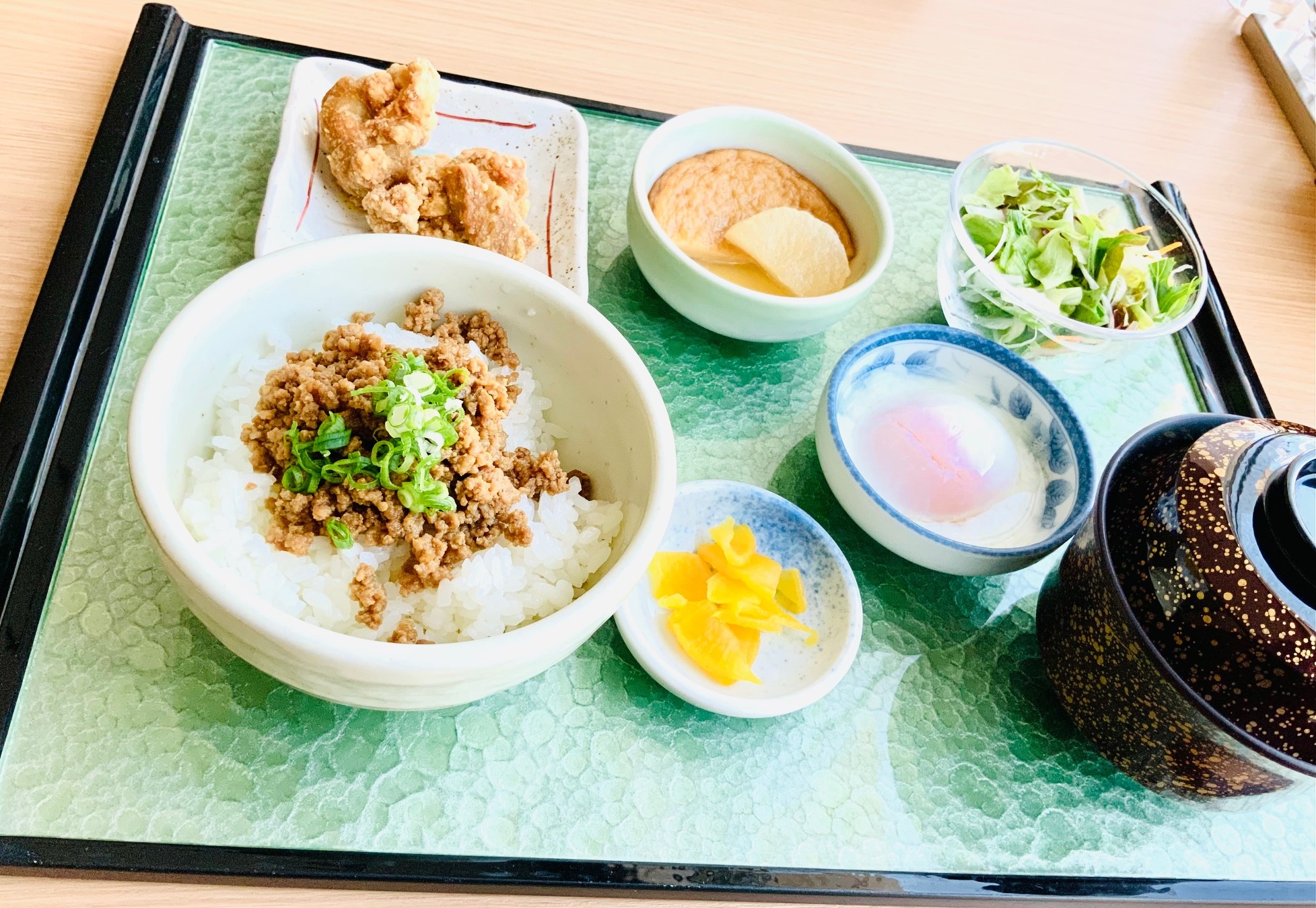 小豆島ヤマトイチ醤油のTKO（温玉醤油オリーブ牛そぼろ御飯）若鶏竜田揚サラダ