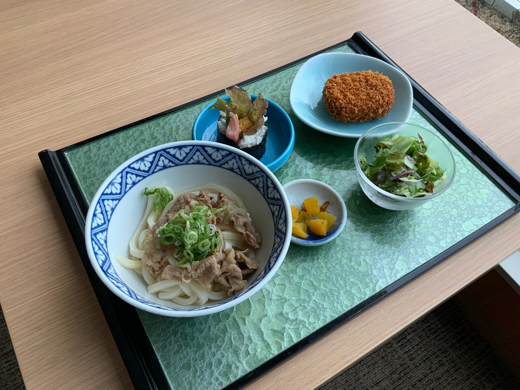 NEW　★肉ぶっかけうどん　コロッケ　サラダ巻き寿司