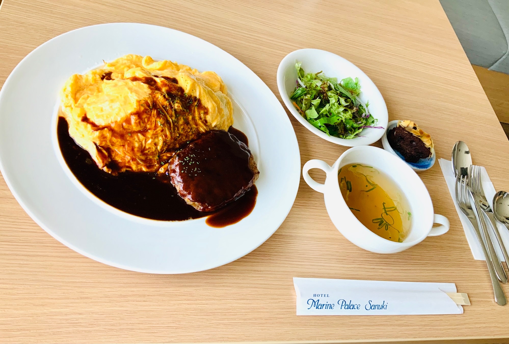 オリーブ玉子ふわとろオムライス＆ハンバーグ
