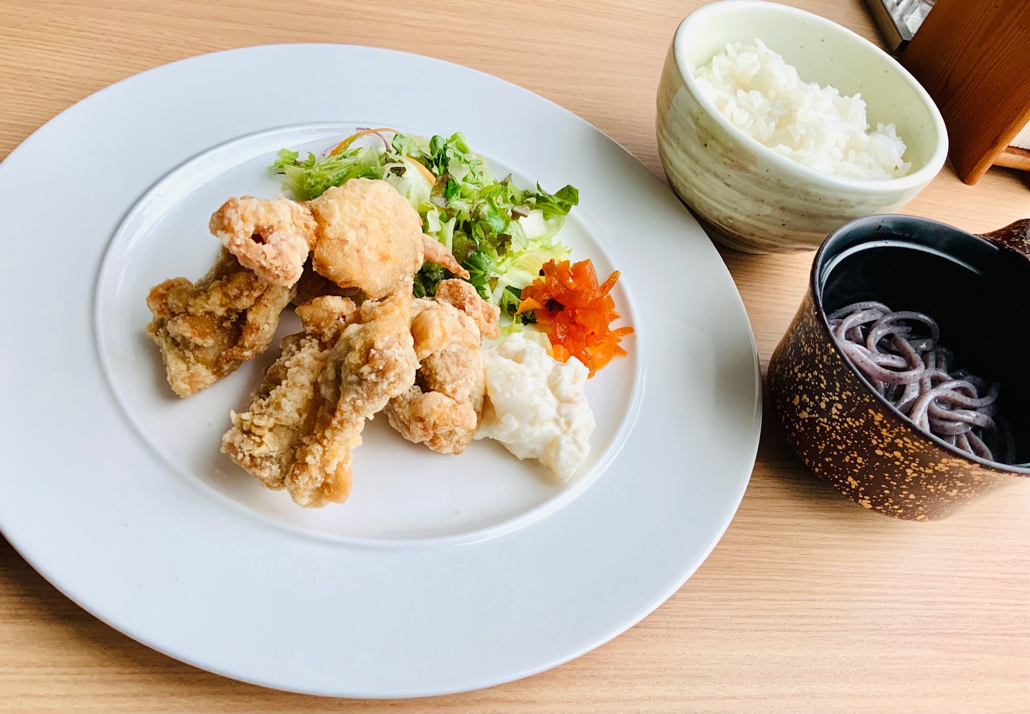 宇多津産古代米うどん  宇多津の塩を使った鶏唐揚げ