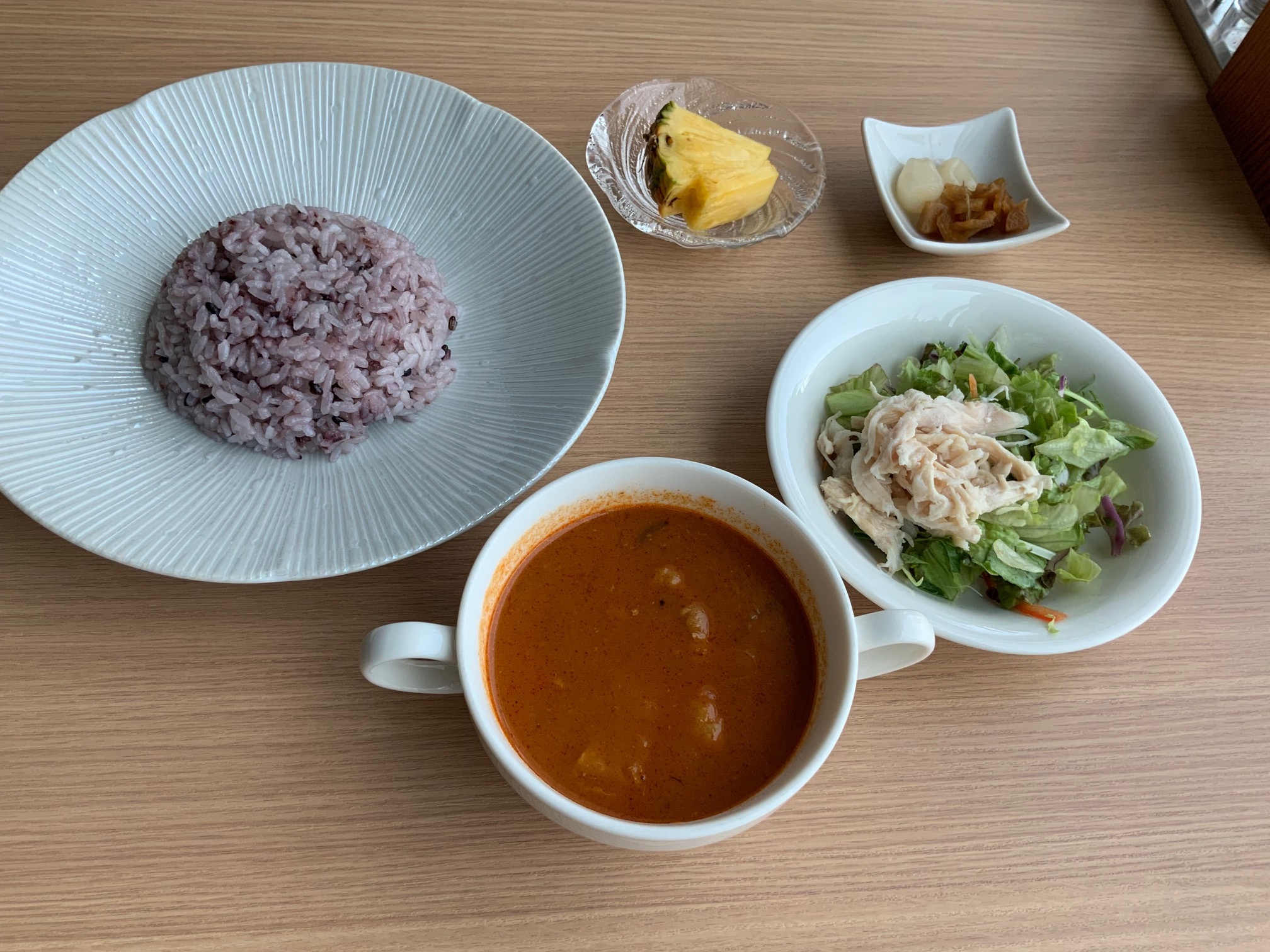 マッサマン風チキンカレー　宇多津産古代米御飯