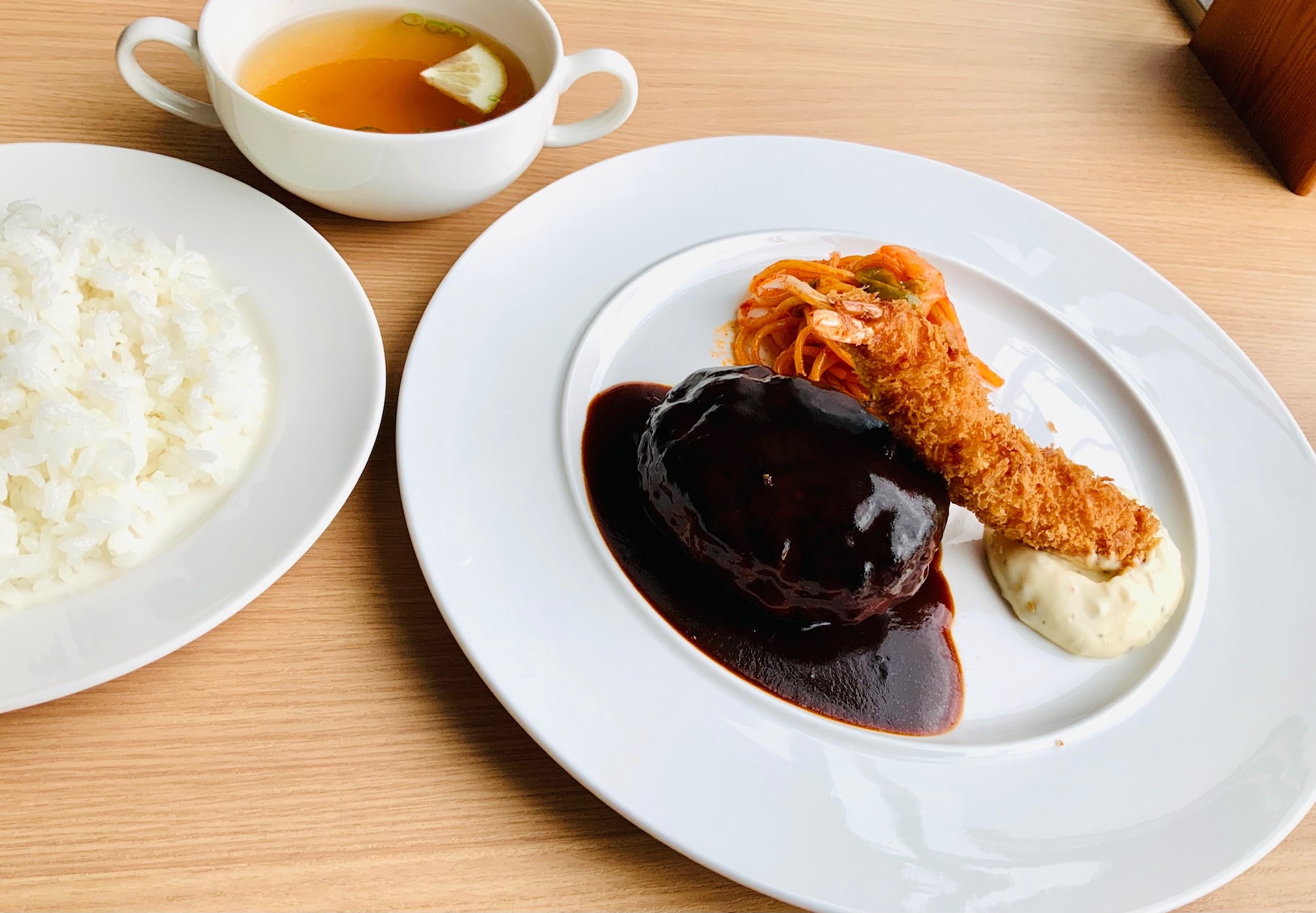 夏の終わりに・・オリーブ牛ハンバーグ &海老フライ＆ナポリタン