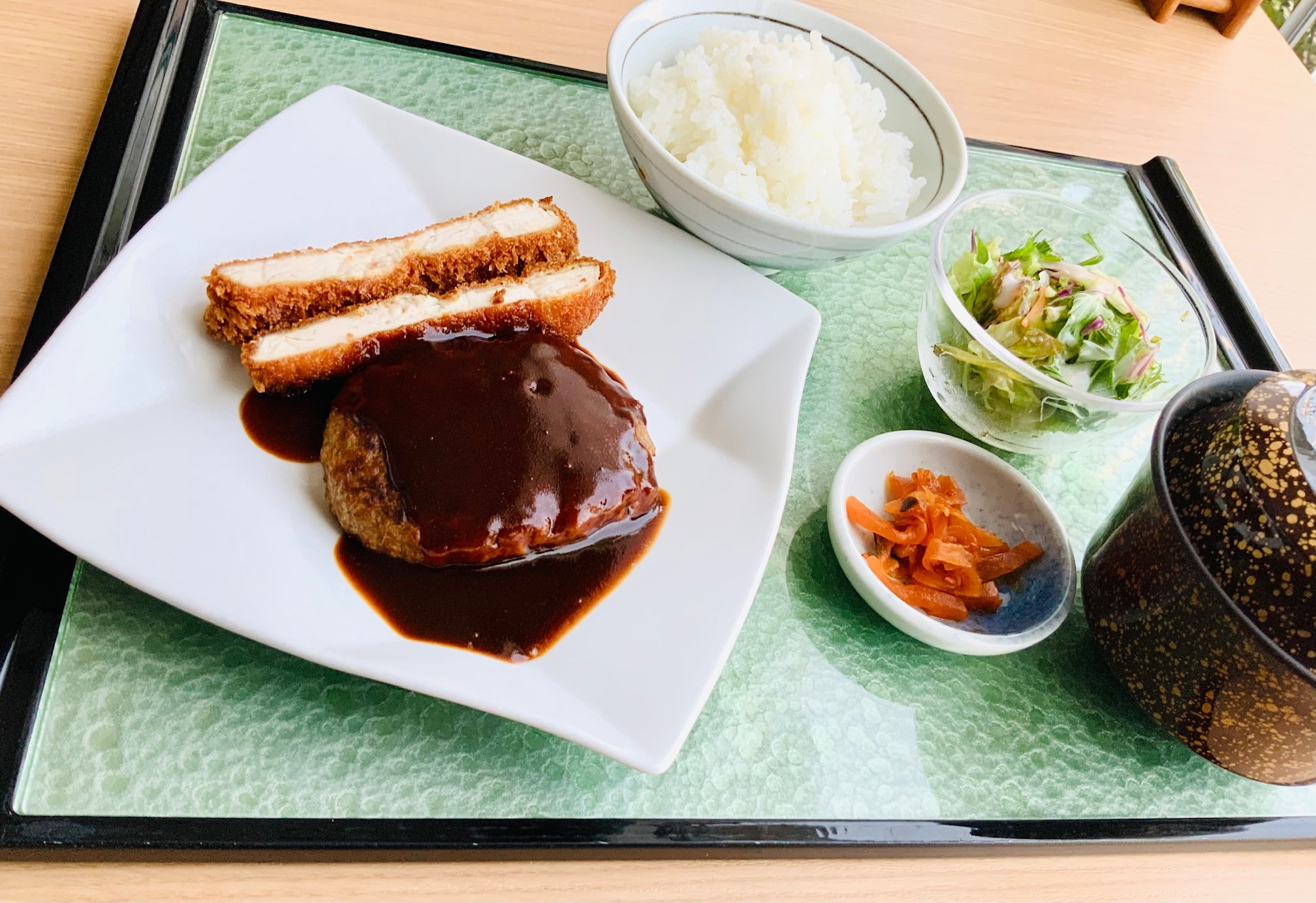 香川産チキンカツとハンバーグ デミグラスソース