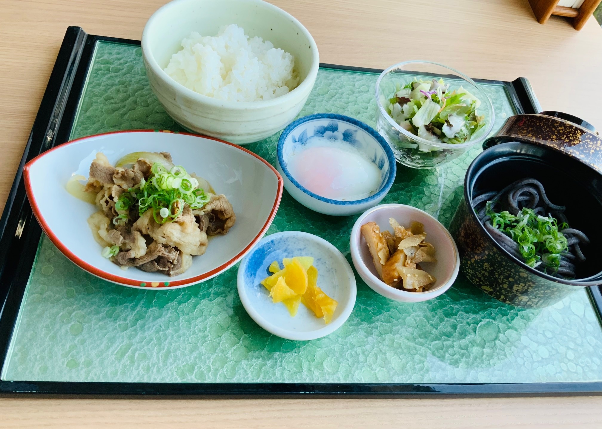 NEW　宇多津産古代米うどん　牛すき煮 温玉添え