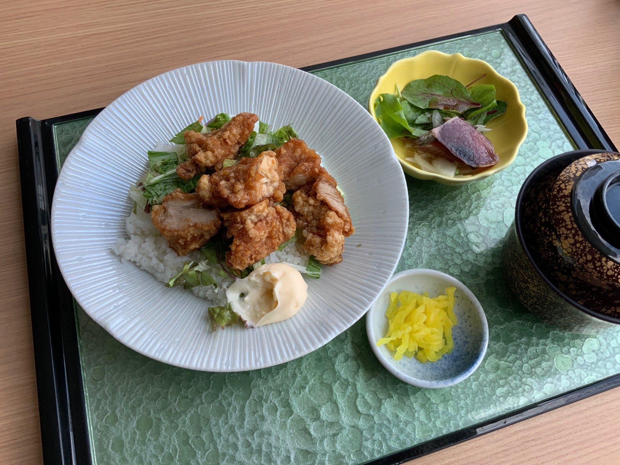 NEW　宇多津産入浜塩　鶏唐揚丼　鰹タタキサラダ仕立て