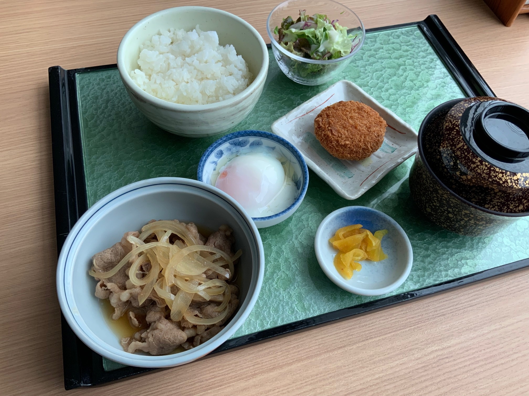NEW 牛すき煮　温玉添え＆秋鮭メンチカツ
