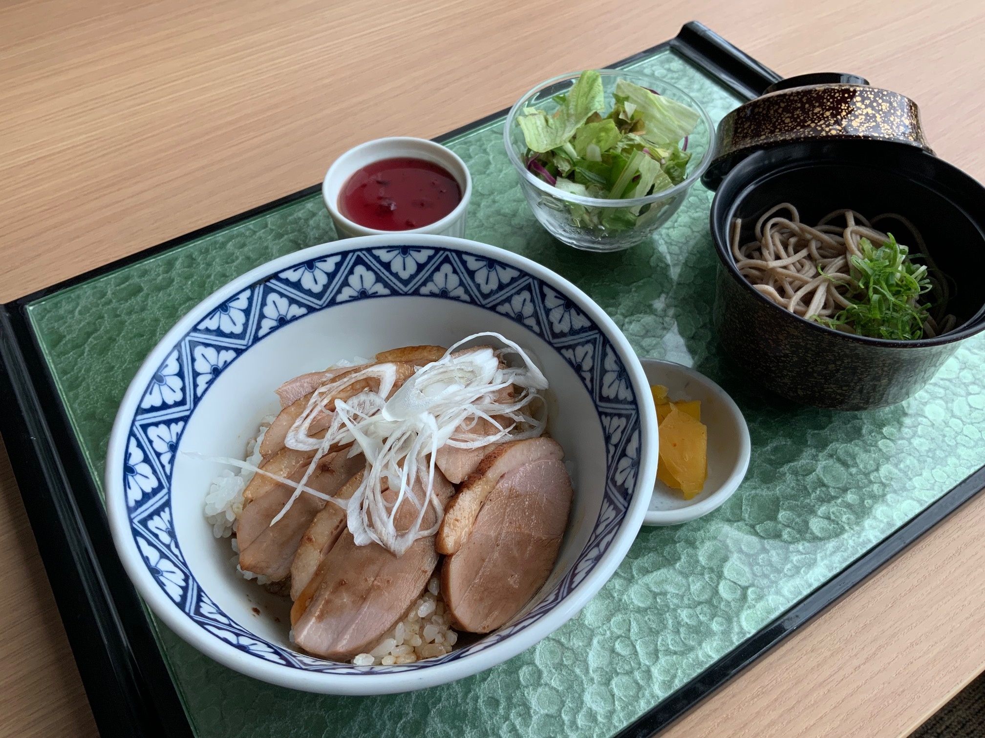 備長炭で焼きます！鴨ロース丼＆かけ蕎麦