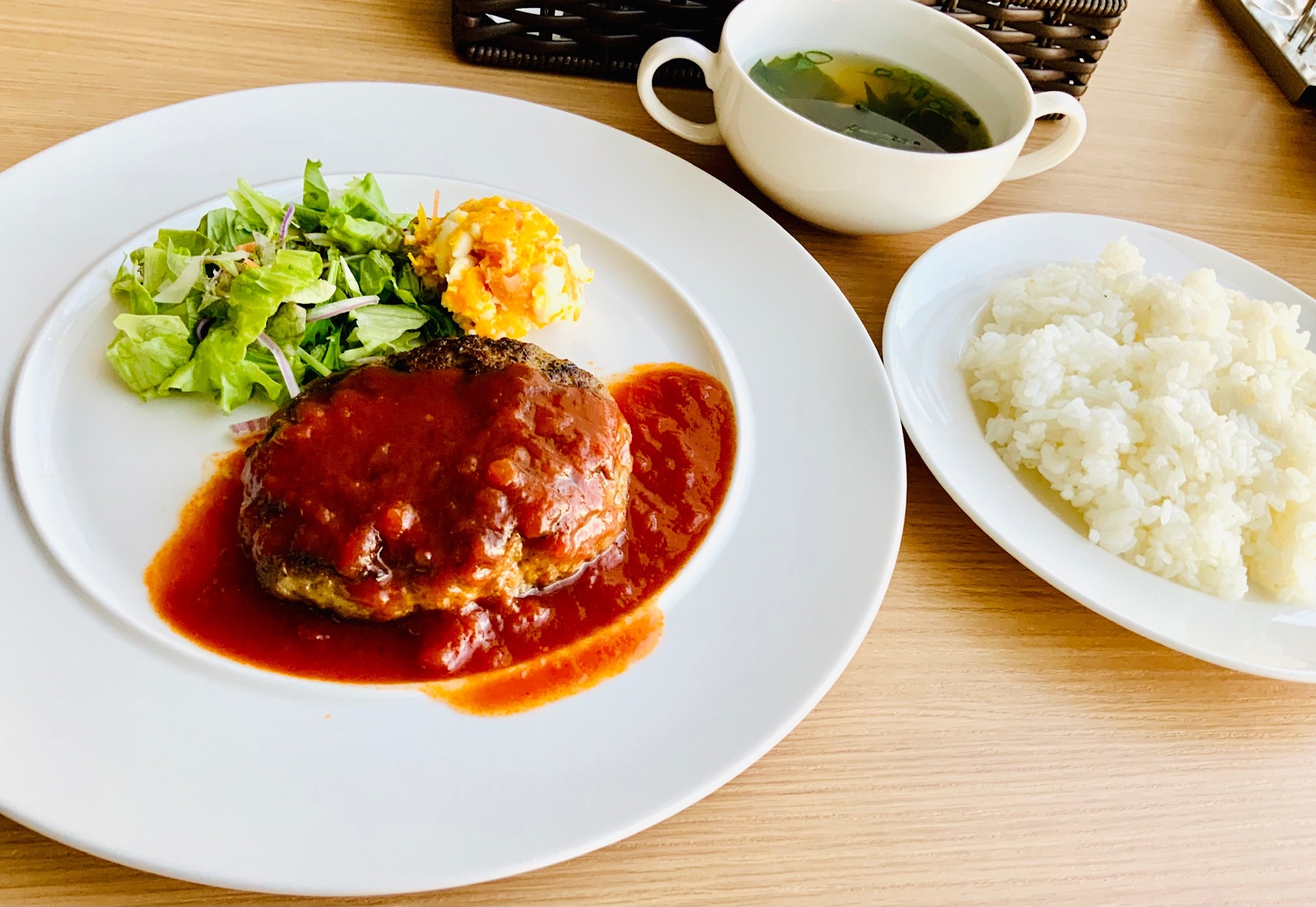オリーブ牛ハンバーグ トマトソース