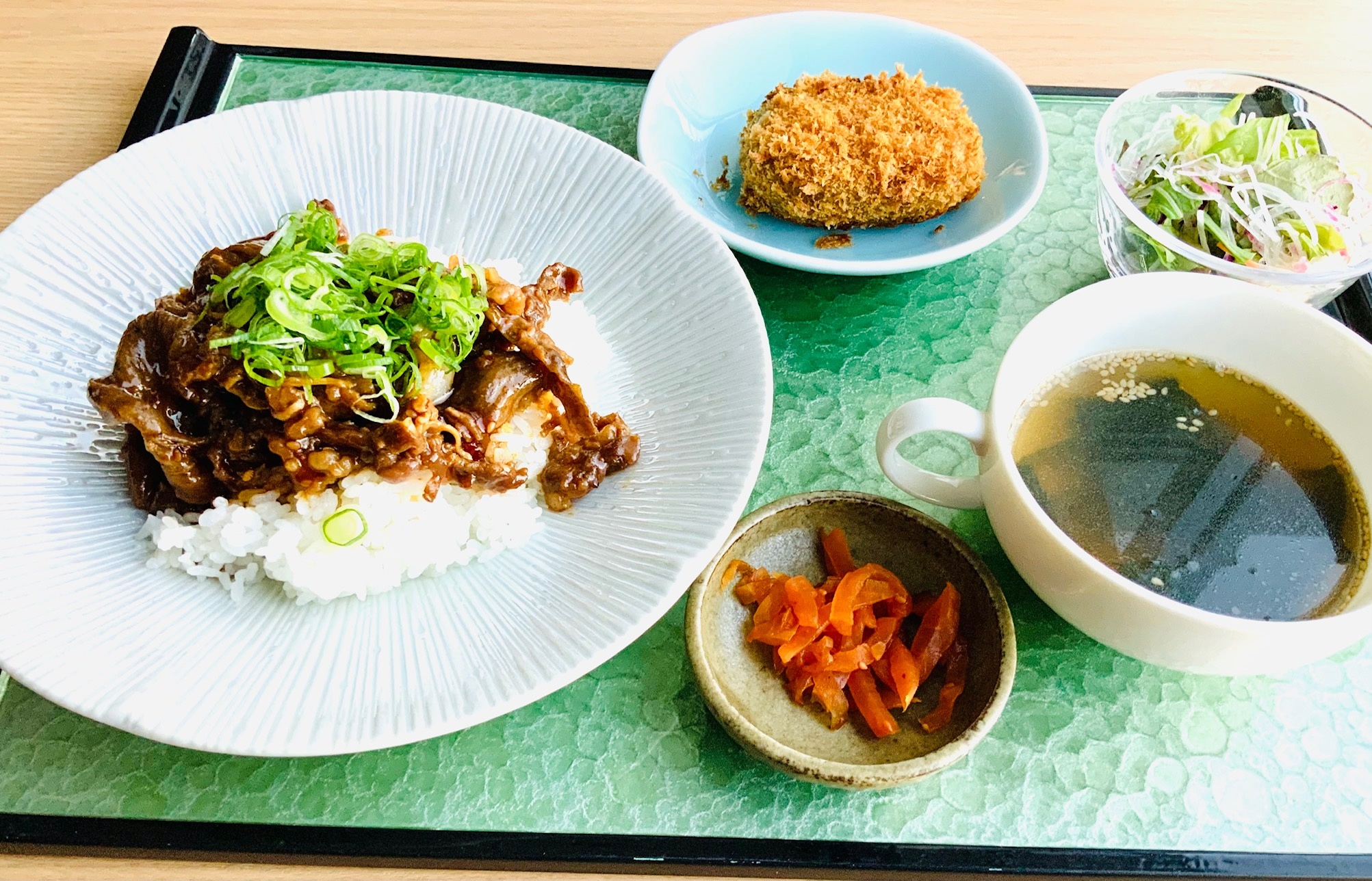 牛焼肉丼　若芽スープ　コロッケ