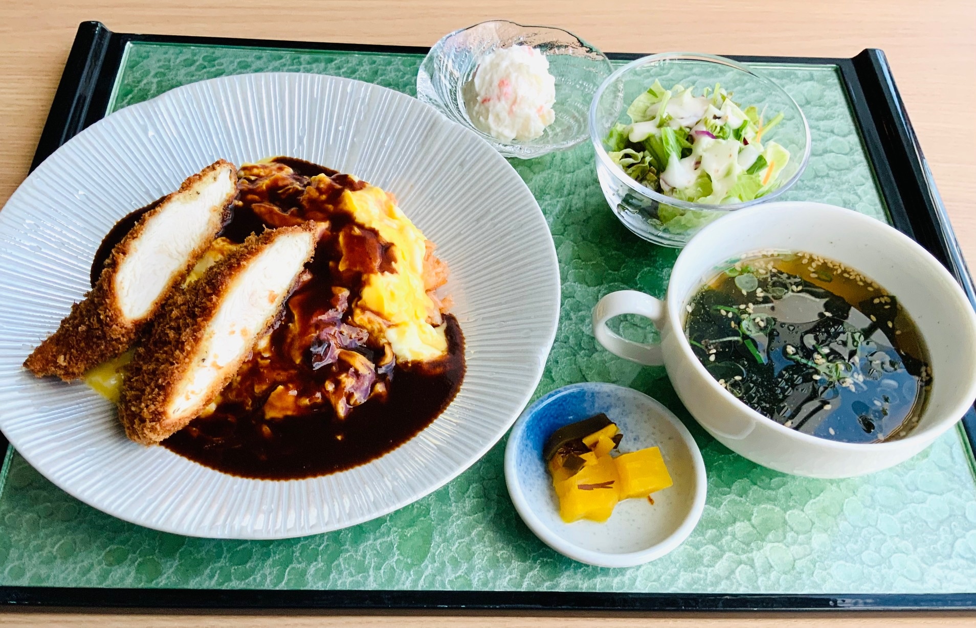 NEW 　オム丼　香川産ささみカツ　デミグラスソース
