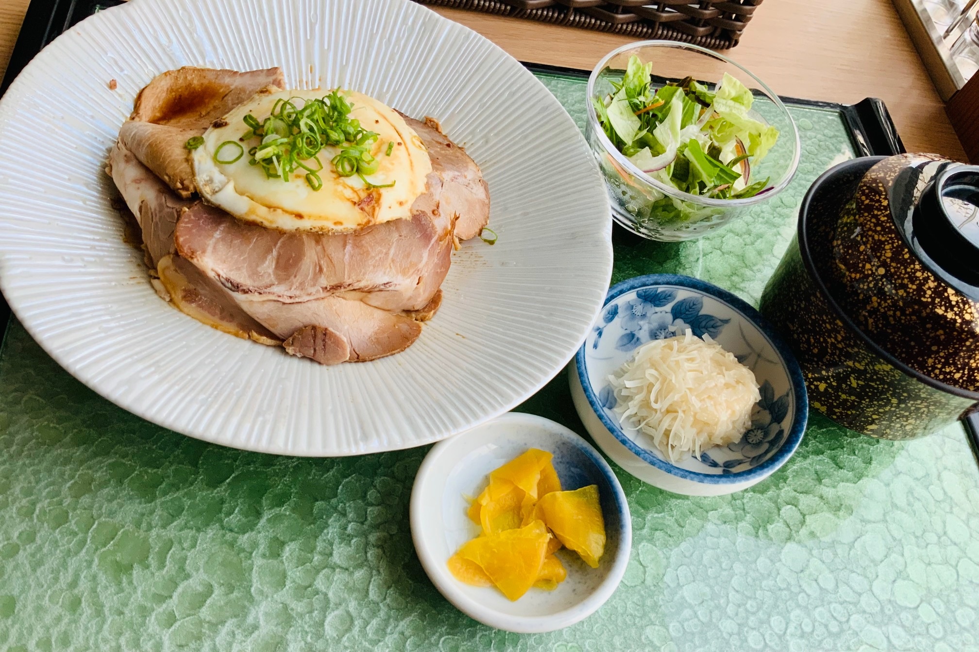 自家製チャーシュー 目玉焼き丼