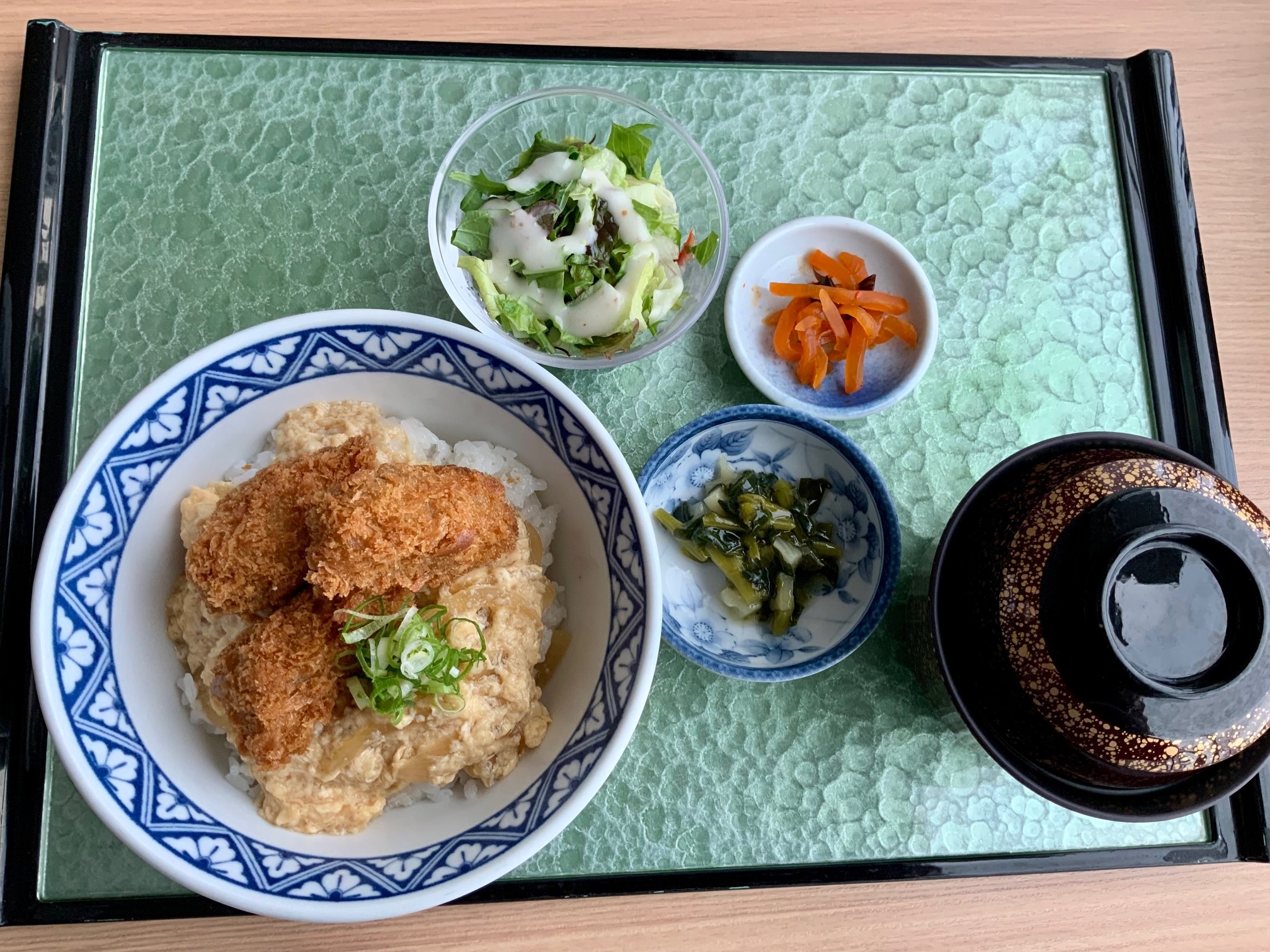  広島産牡蠣フライ玉子とじ丼