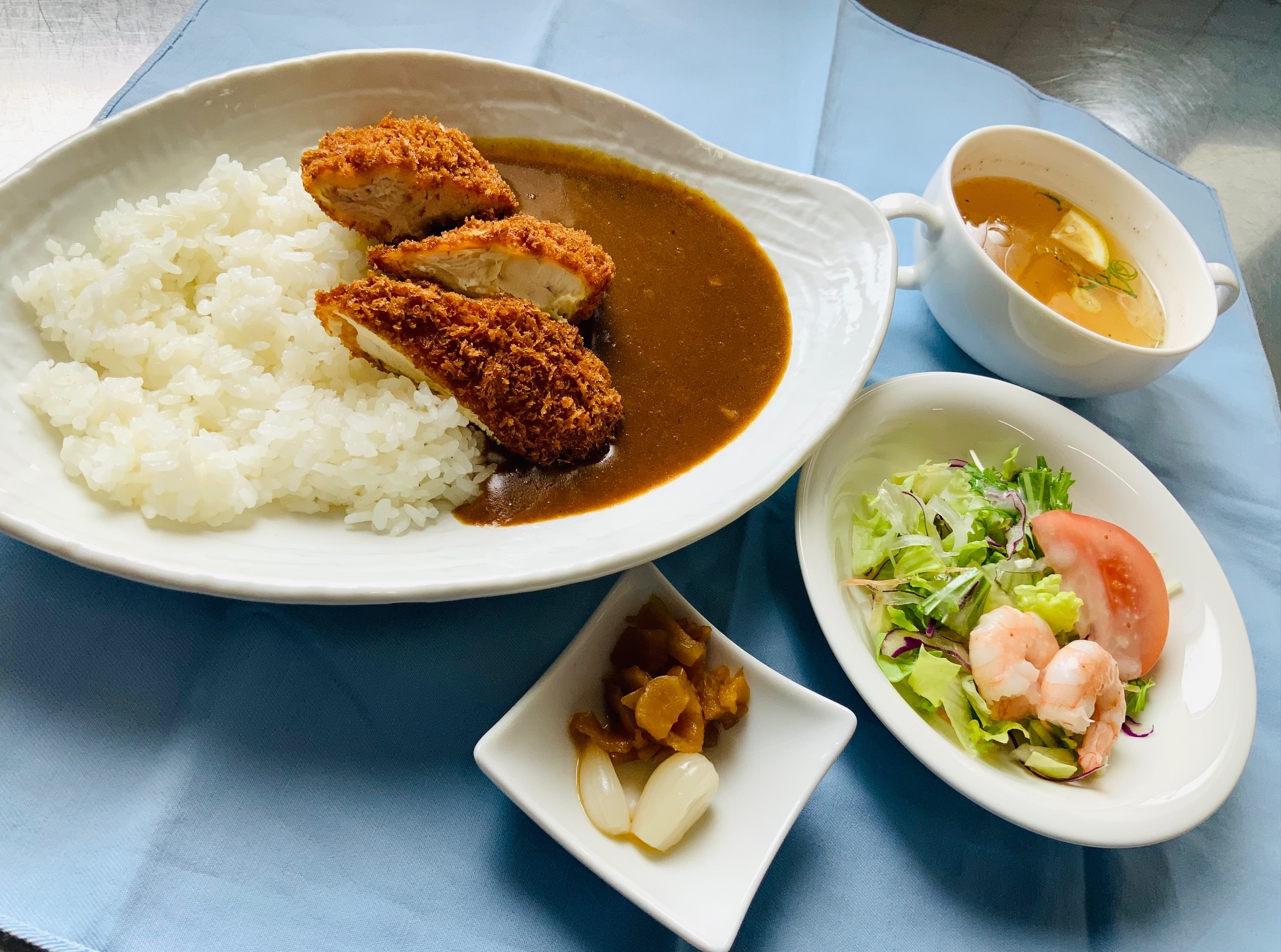 香川県産ささ身 カツカレー　小海老とトマトのサラダ
