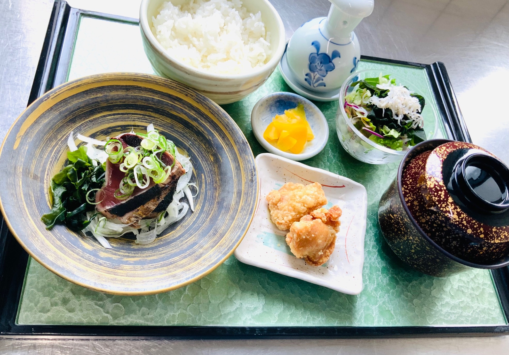 庵治産しらす＆若布サラダ　鰹タタキ　若鶏竜田揚
