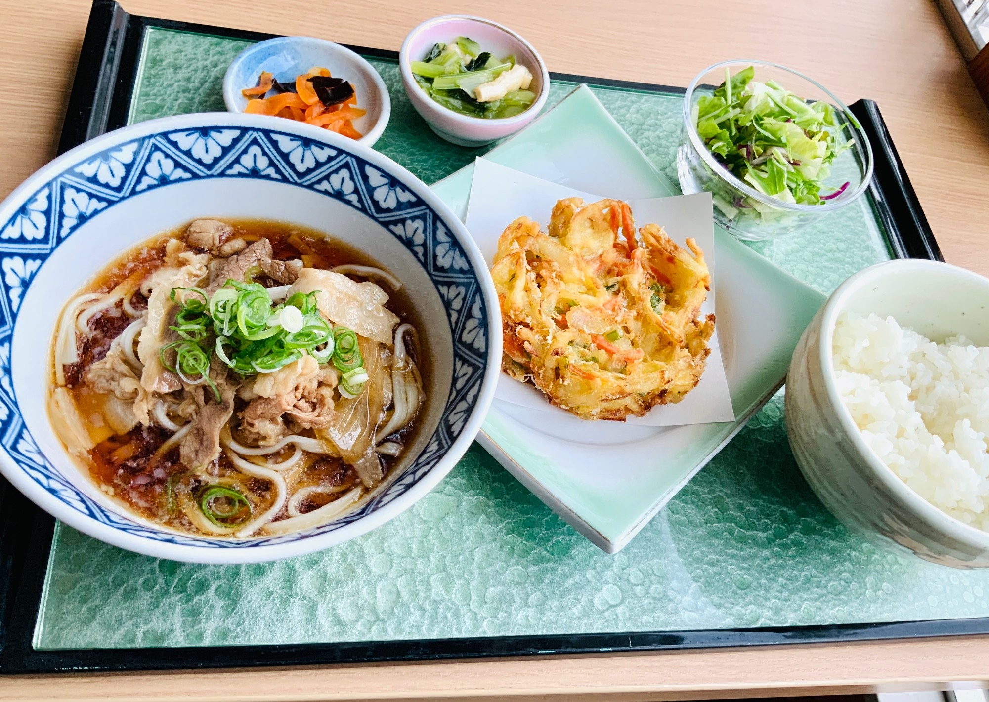 NEW　肉ぶっかけうどん　野菜かき揚げ　小松菜お浸し