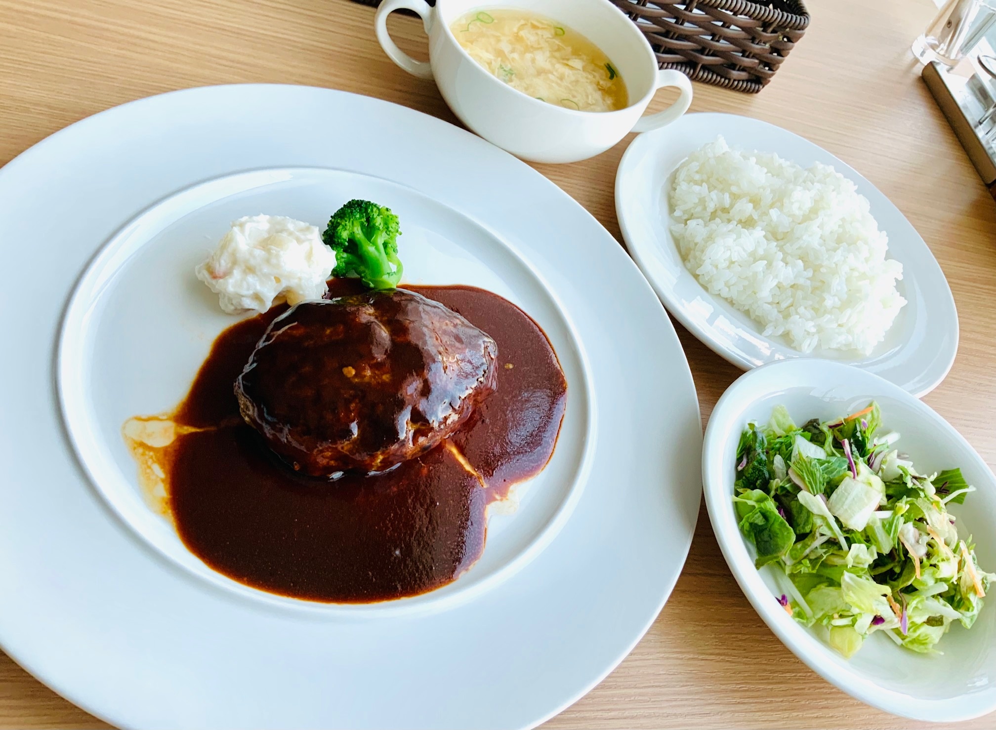 オリーブ牛入りハンバーグ  デミグラスソース
