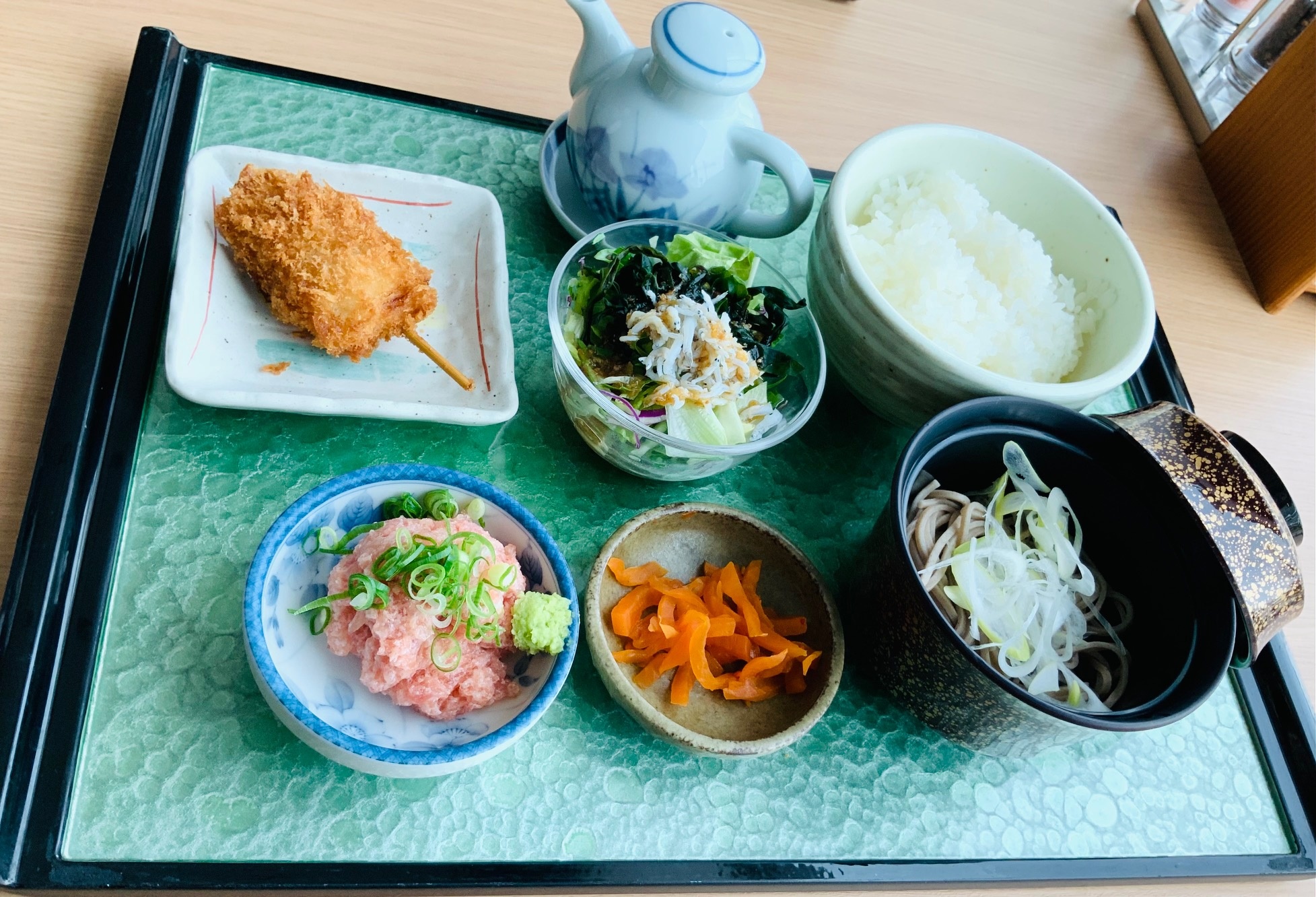 ネギトロ丼　庵治産しらす＆若布サラダ　かけ蕎麦　串カツ