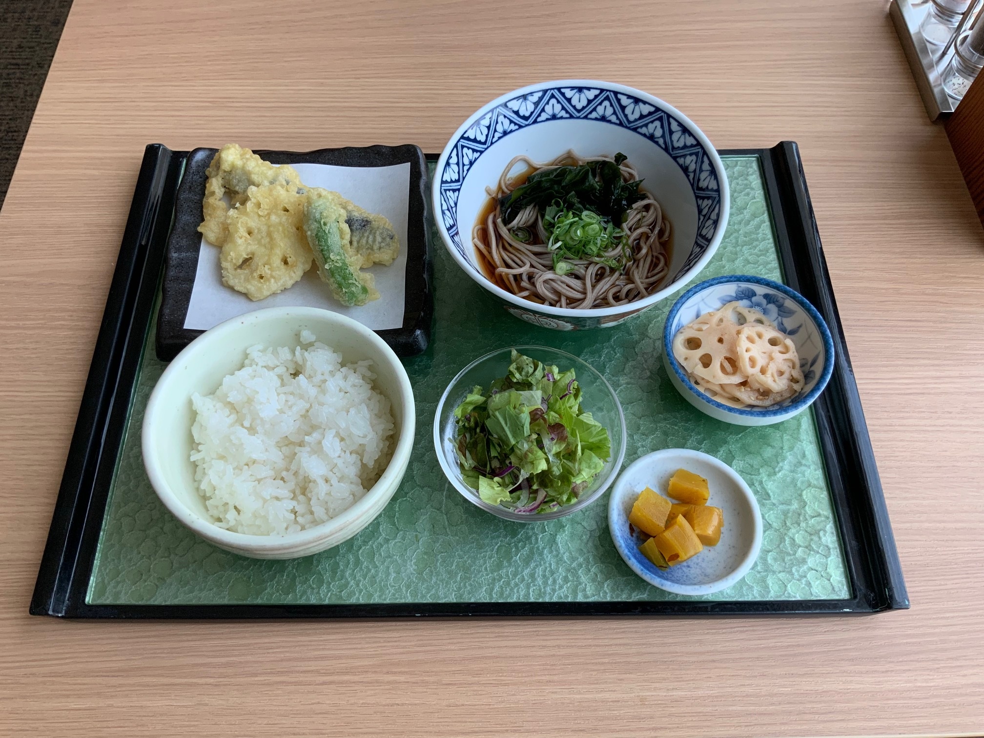 伊吹いりこ出汁　掛け蕎麦　野菜天婦羅