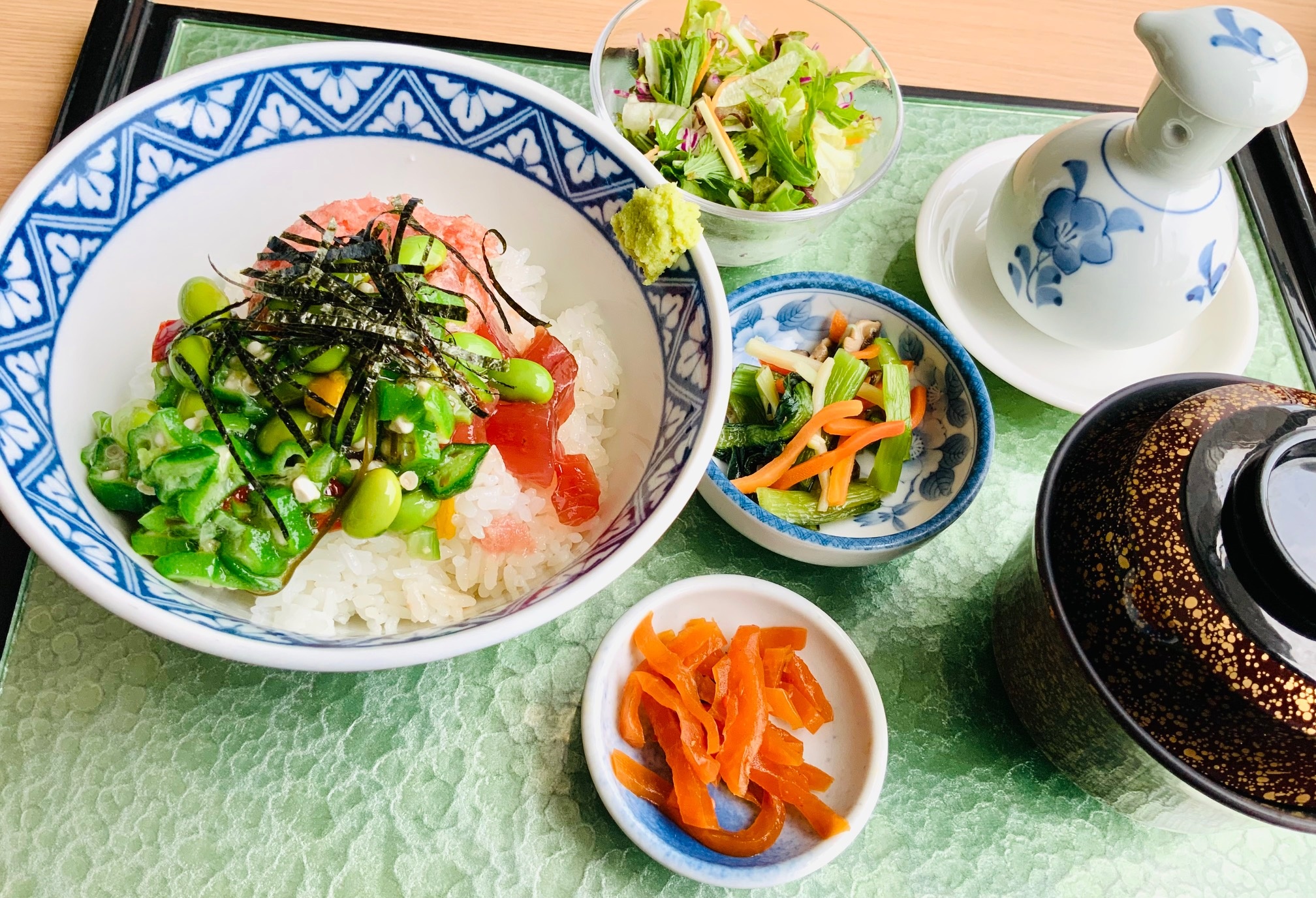 夏野菜と叩きマグロ　ネバネバ丼