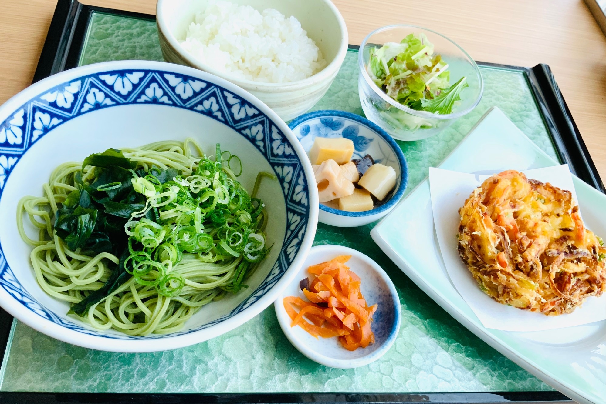 伊吹イリコ出汁　冷やし茶蕎麦　かき揚げ
