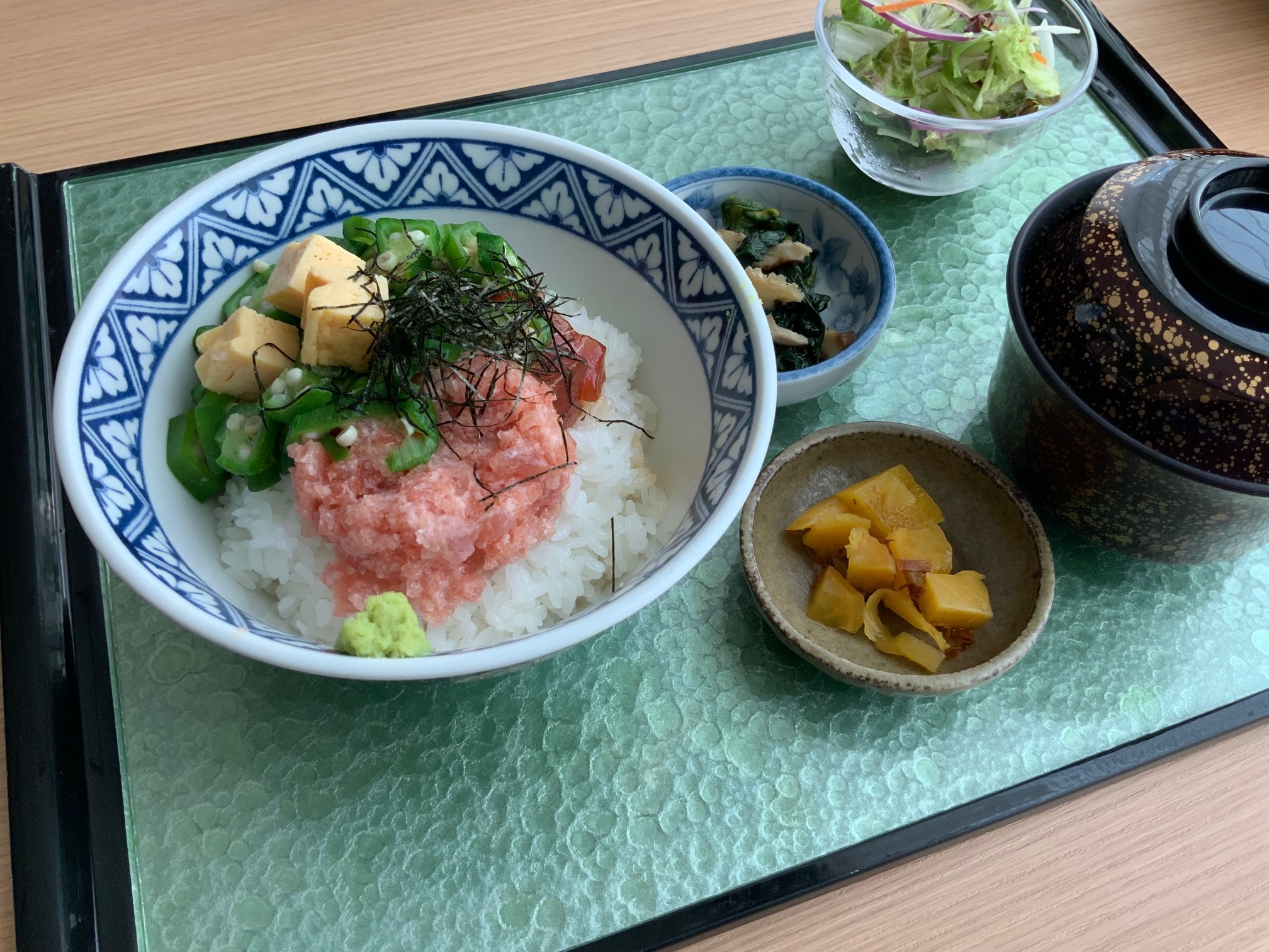 夏野菜と叩きマグロ　ネバネバ丼