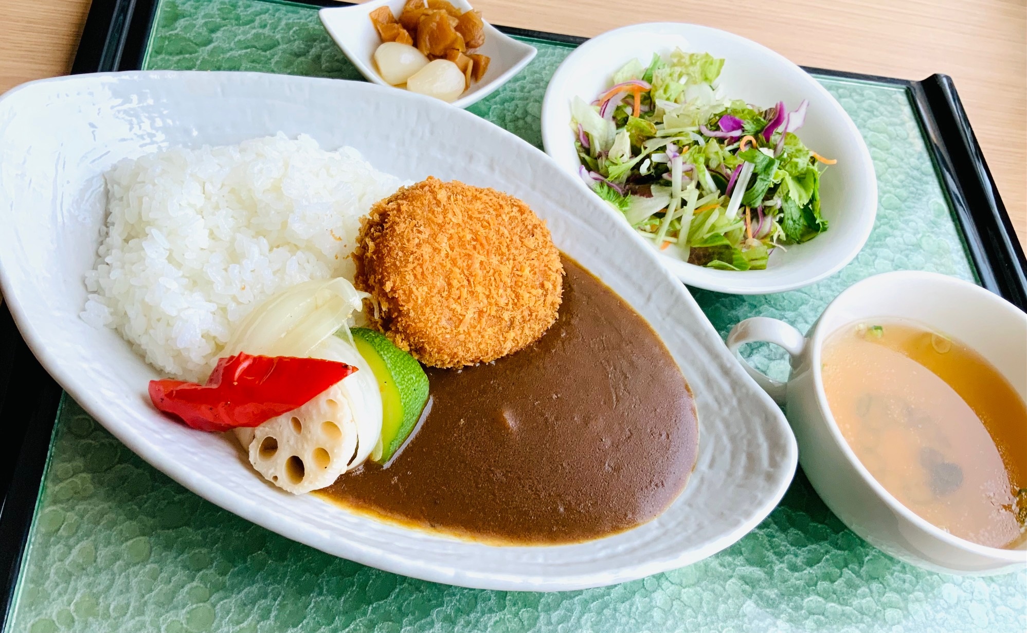 夏野菜カレー 　コロッケ