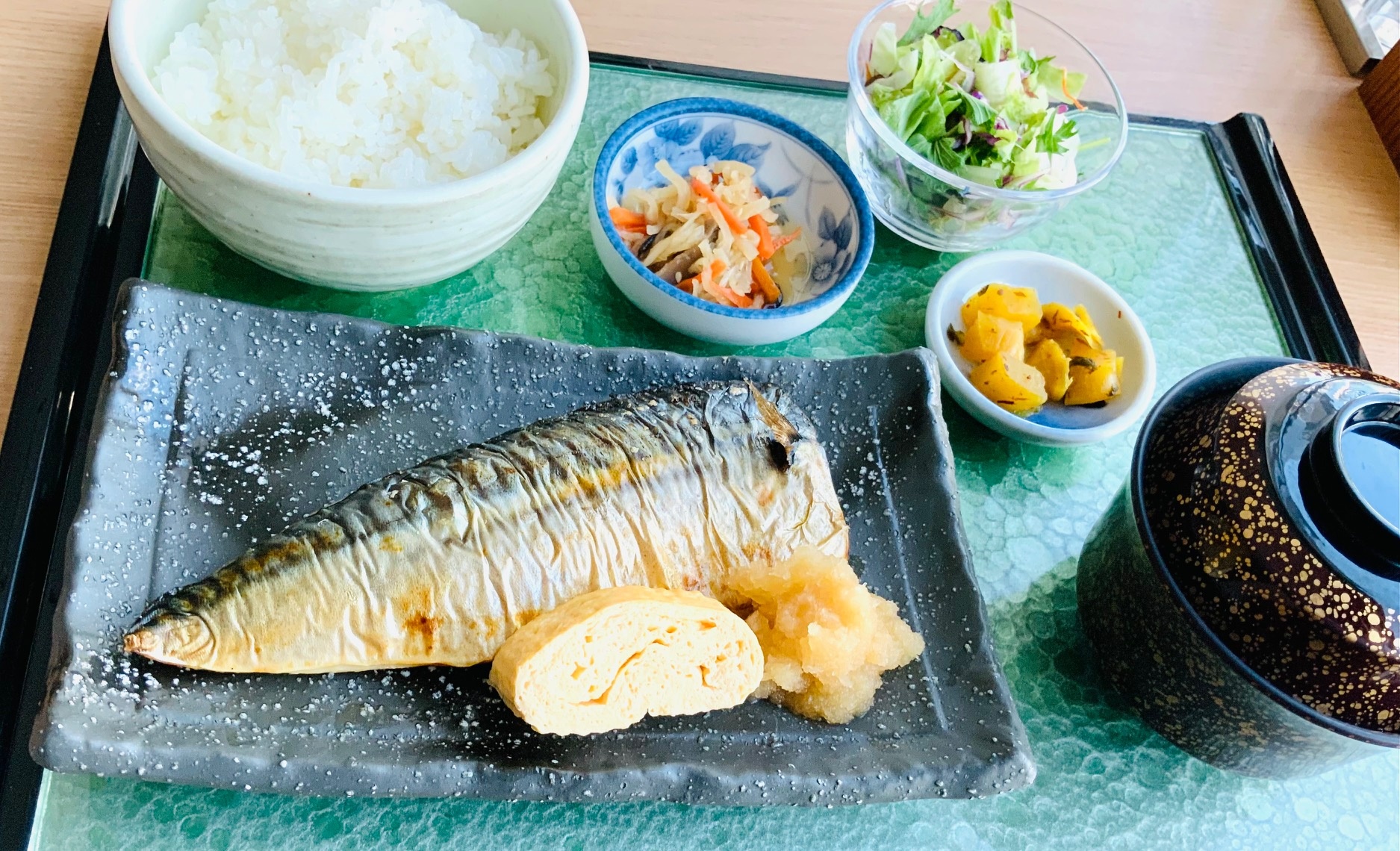 秋鯖の塩焼き　出汁巻き添え