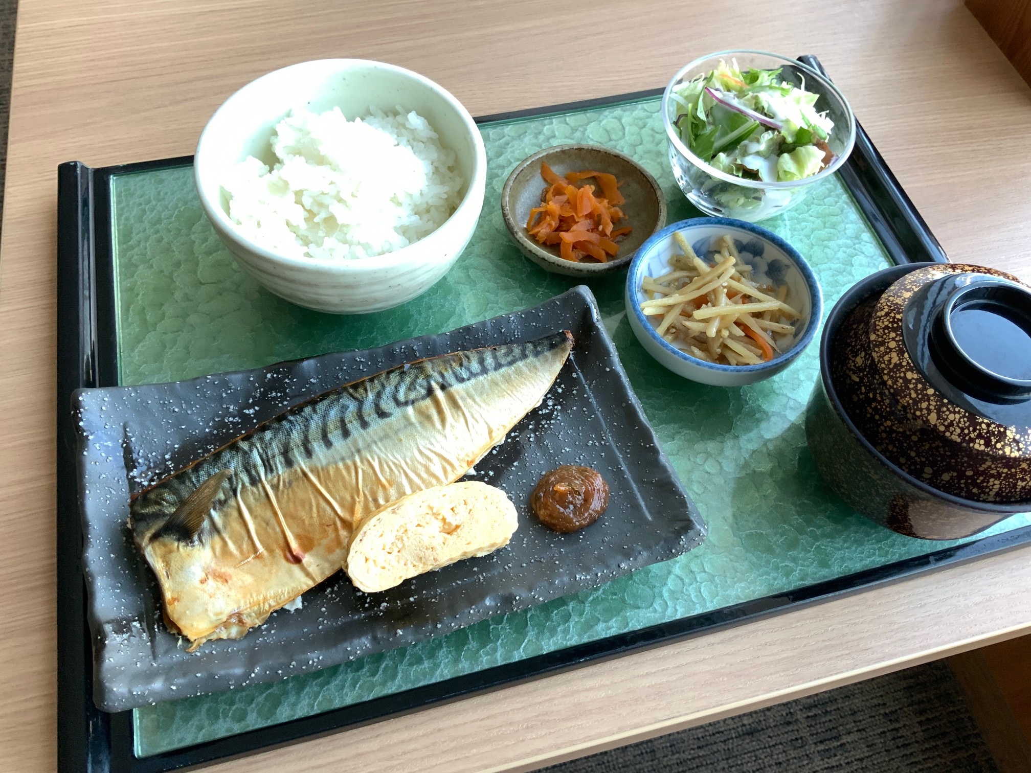 鯖塩焼きの芥子味噌添えと出汁巻玉子