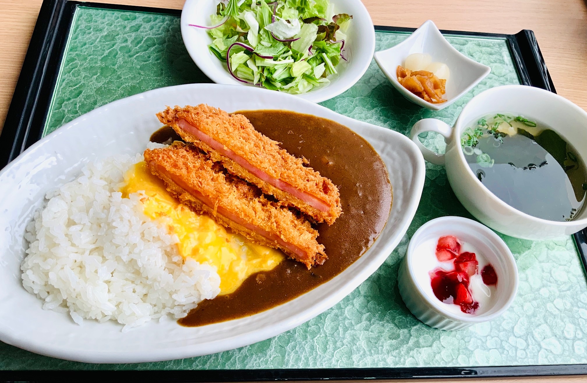 ハムカツとスクランブルのカレー
