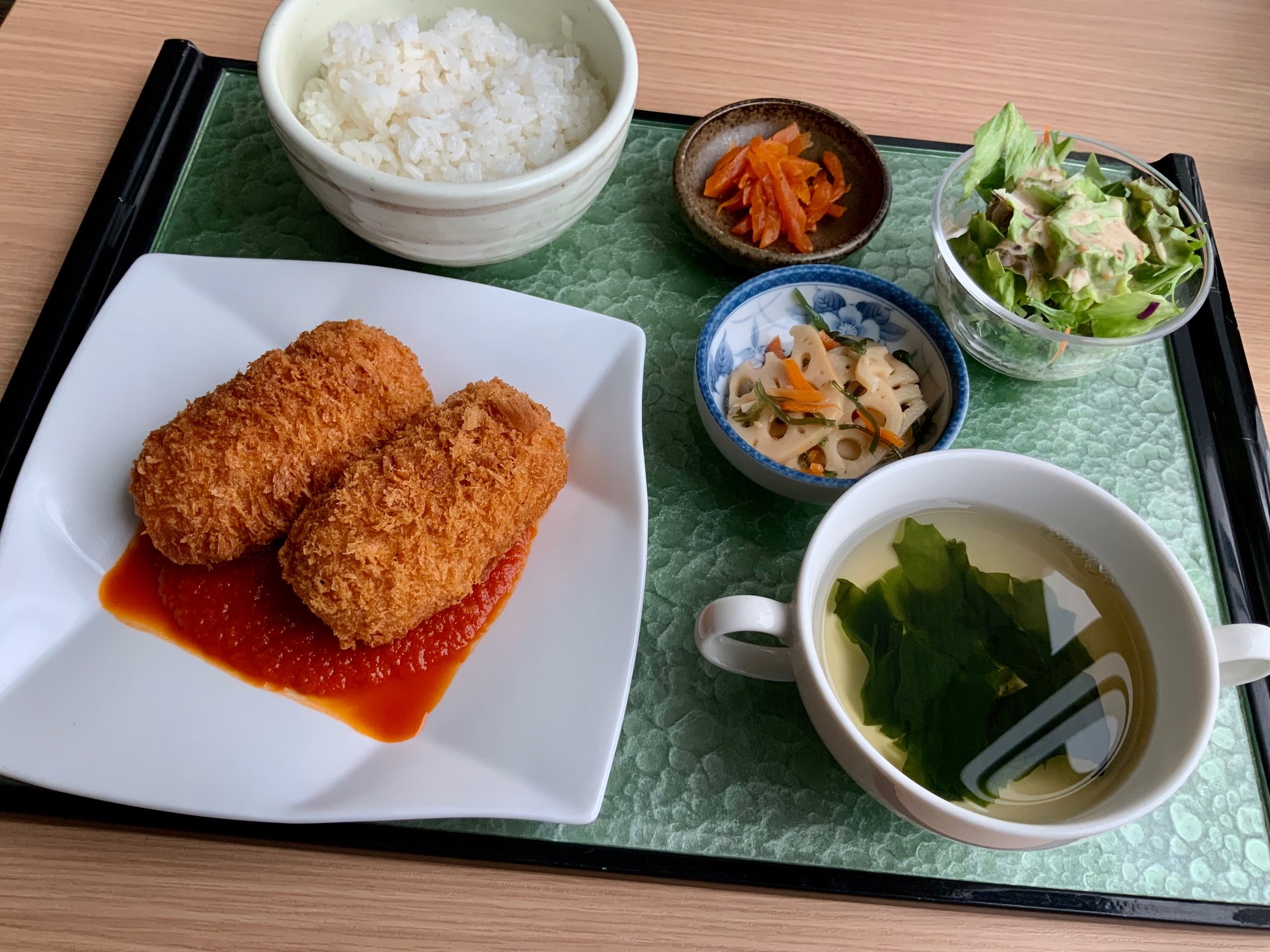 カニクリームコロッケ　トマトソース