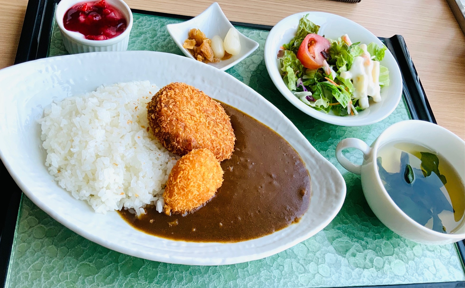 2種のコロッケカレーとイチゴのヨーグルト