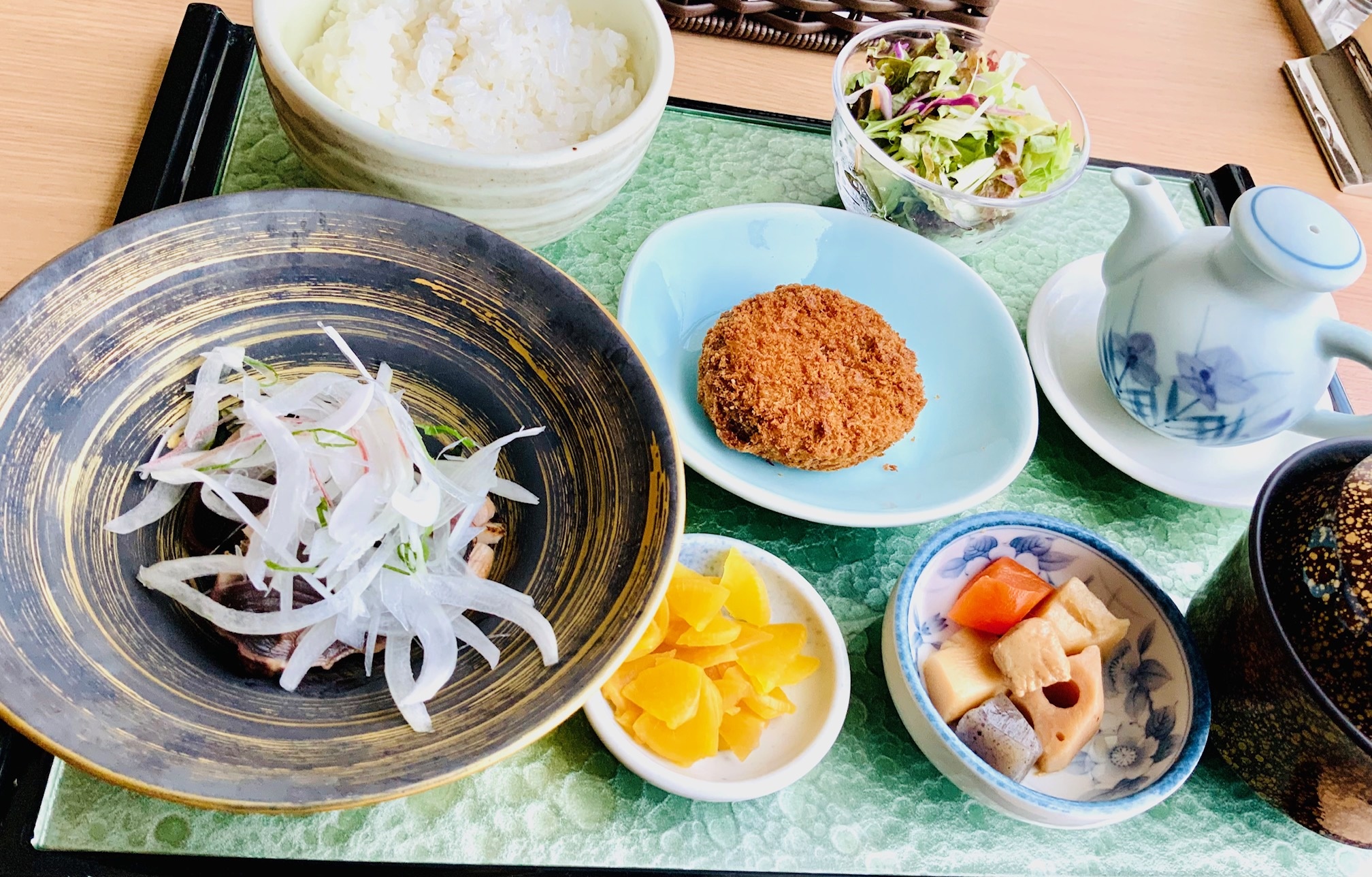 鰹のタタキ　メンチカツ