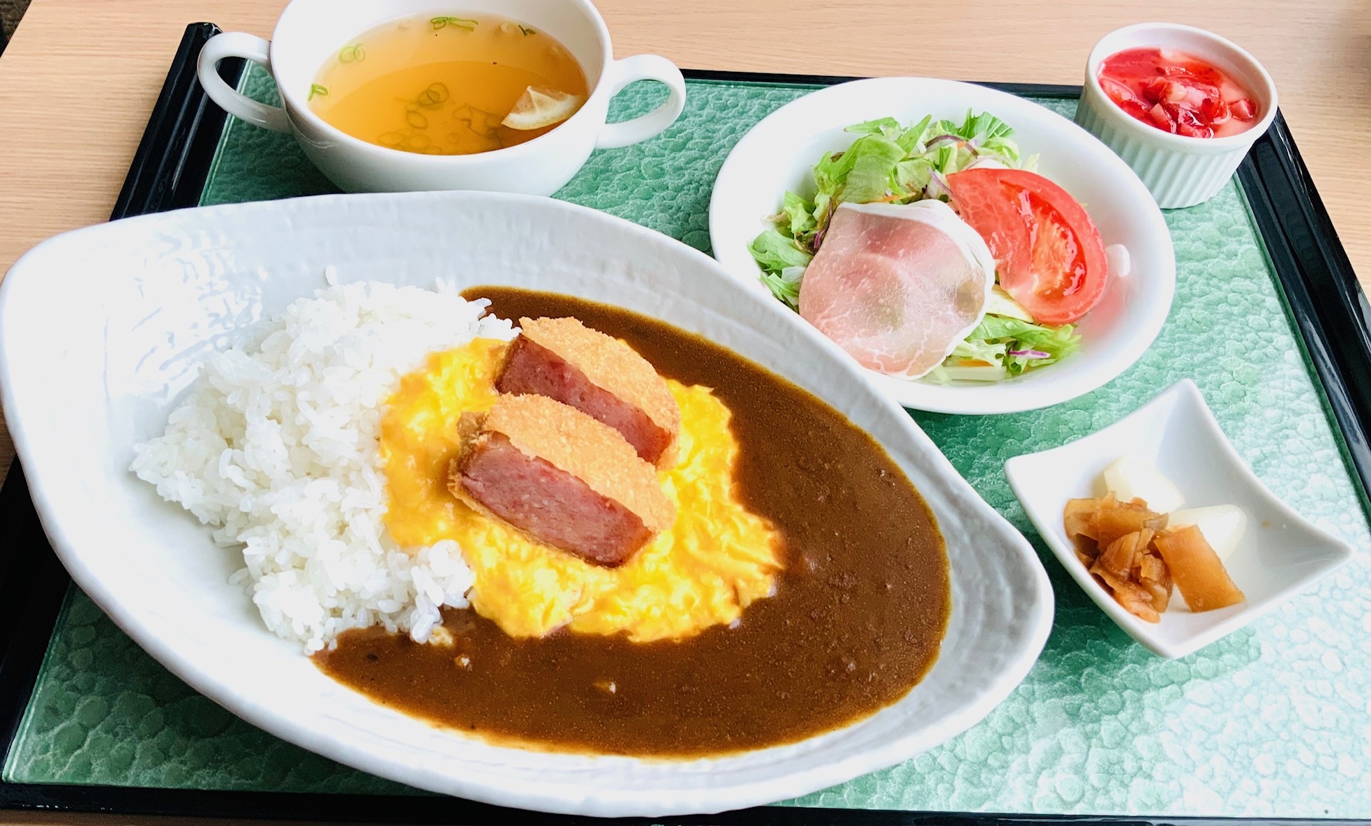 ハムカツとスクランブルのカレー　イチゴのヨーグルト