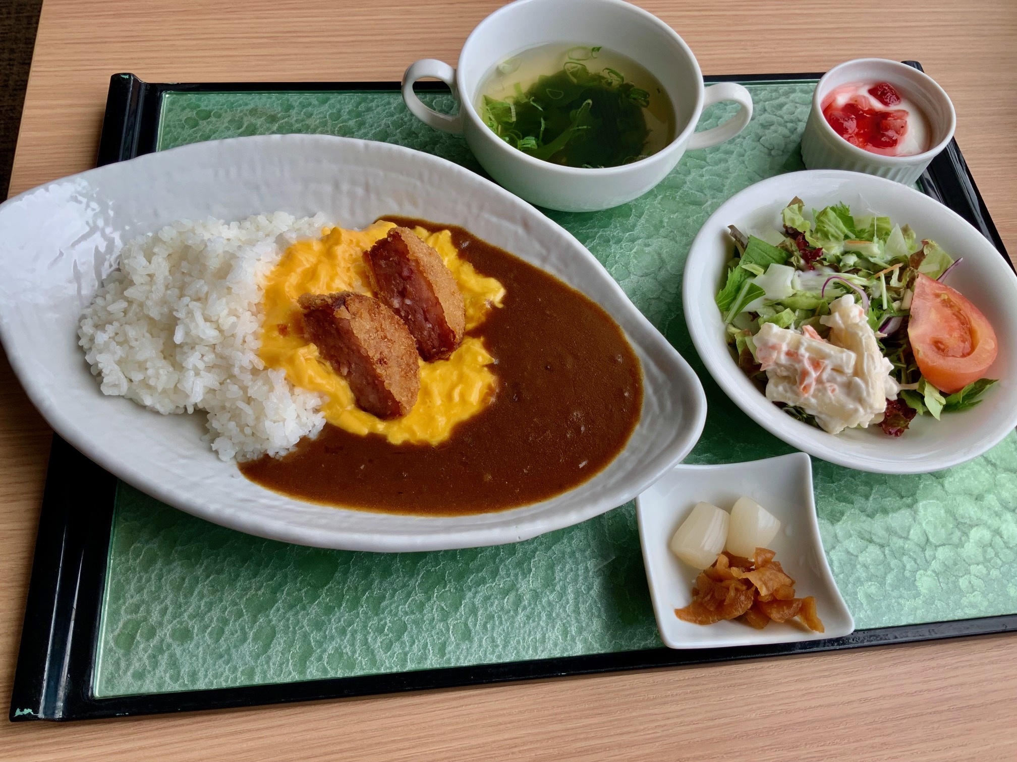ハムカツとスクランブルのカレー 苺のヨーグルト